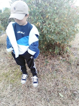 「CONVERSE ALL STAR（コンバースオールスター）のキッズ チャイルド コンバース オールスター ローカット CONVERSE CHILD ALL STAR N Z OX（スニーカー、ブラック系）」を使った、ReeRyoさん（キッズ・130cm）の冬コーディネート