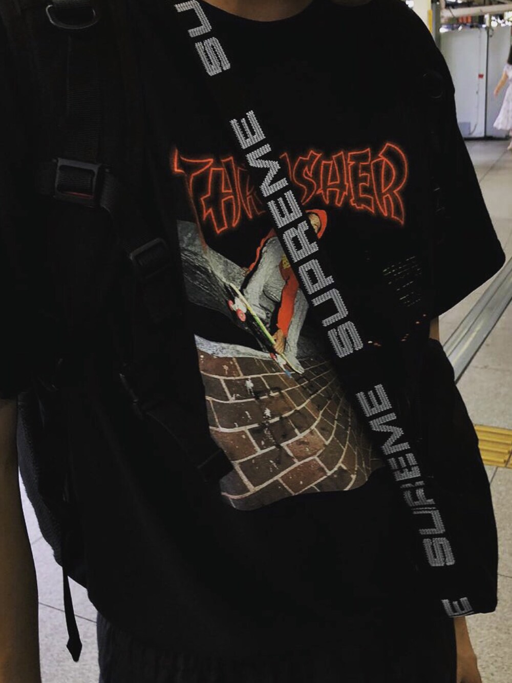 「THRASHER、supreme、Tシャツ、BAG、fashion、follow、フォローミー、フォローお願いします、韓国ファッション、韓国人」｜「THRASHERのアイテム（Tシャツ/カットソー、ブラック系）」を使った、recreatevalueさん（メンズ・173cm）の秋コーディネートの1枚目の写真