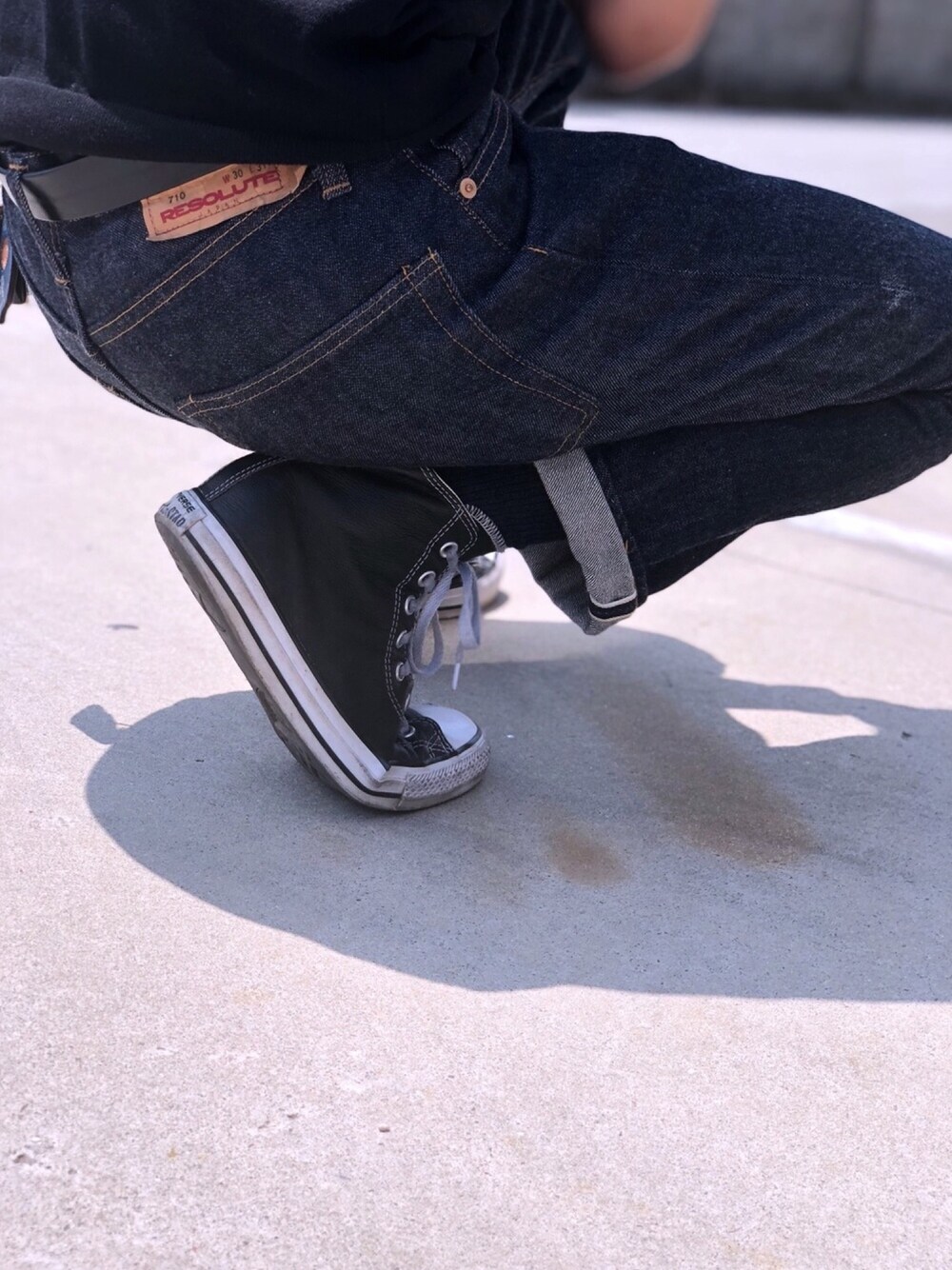 「converse、leather、Chuck Taylor 70's、RESOLUTE、UNIQLO、Abbey horn、England、buffalo、shoe horn、keyring」｜「RESOLUTEのアイテム（デニムパンツ、ブルー系）」を使った、YongMun Leeさん（メンズ・178cm）の秋コーディネートの1枚目の写真