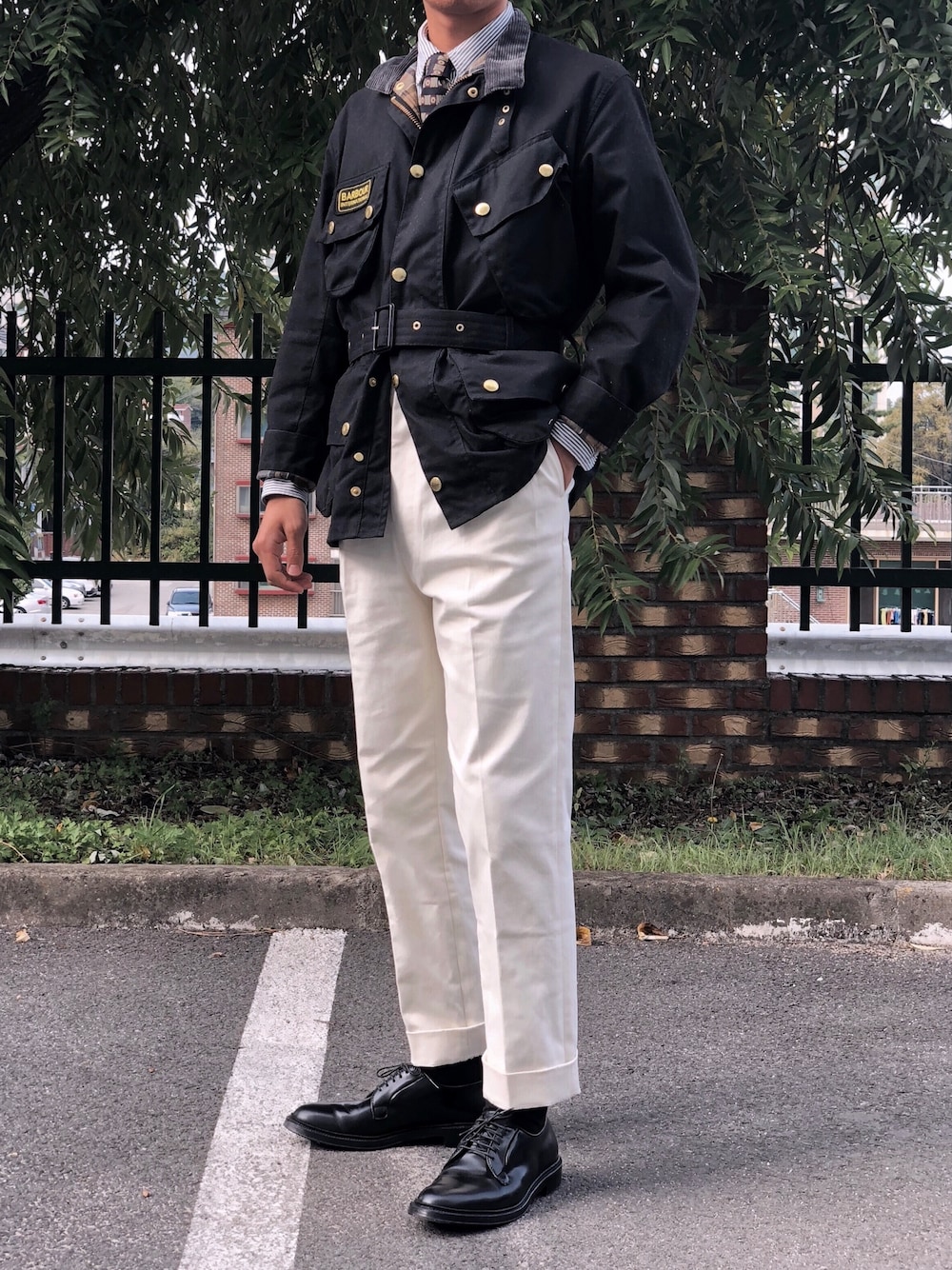 「barbour、international A7、waxed jacket、GIORDANO、shirts、christian dior、tie、Uneri、trousers、ALDEN」｜「Uneriのアイテム（スラックス、ホワイト系）」を使った、YongMun Leeさん（メンズ・178cm）の秋コーディネートの1枚目の写真