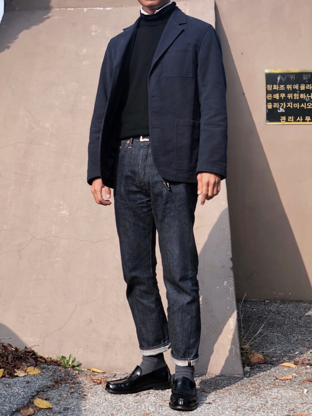 「poterry、knitted、GIORDANO、Savage、UNIQLO、HARUTA」｜「RESOLUTEのアイテム（デニムパンツ、ブルー系）」を使った、YongMun Leeさん（メンズ・178cm）の秋コーディネートの1枚目の写真