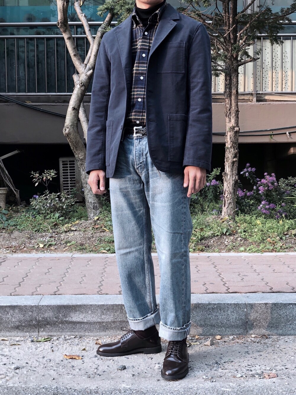 「Pottery、bants、knittied、Savage、Levis、CLassico、UNIQLO」｜「levi’sのアイテム（デニムパンツ、ブルー系）」を使った、YongMun Leeさん（メンズ・178cm）の秋コーディネートの1枚目の写真