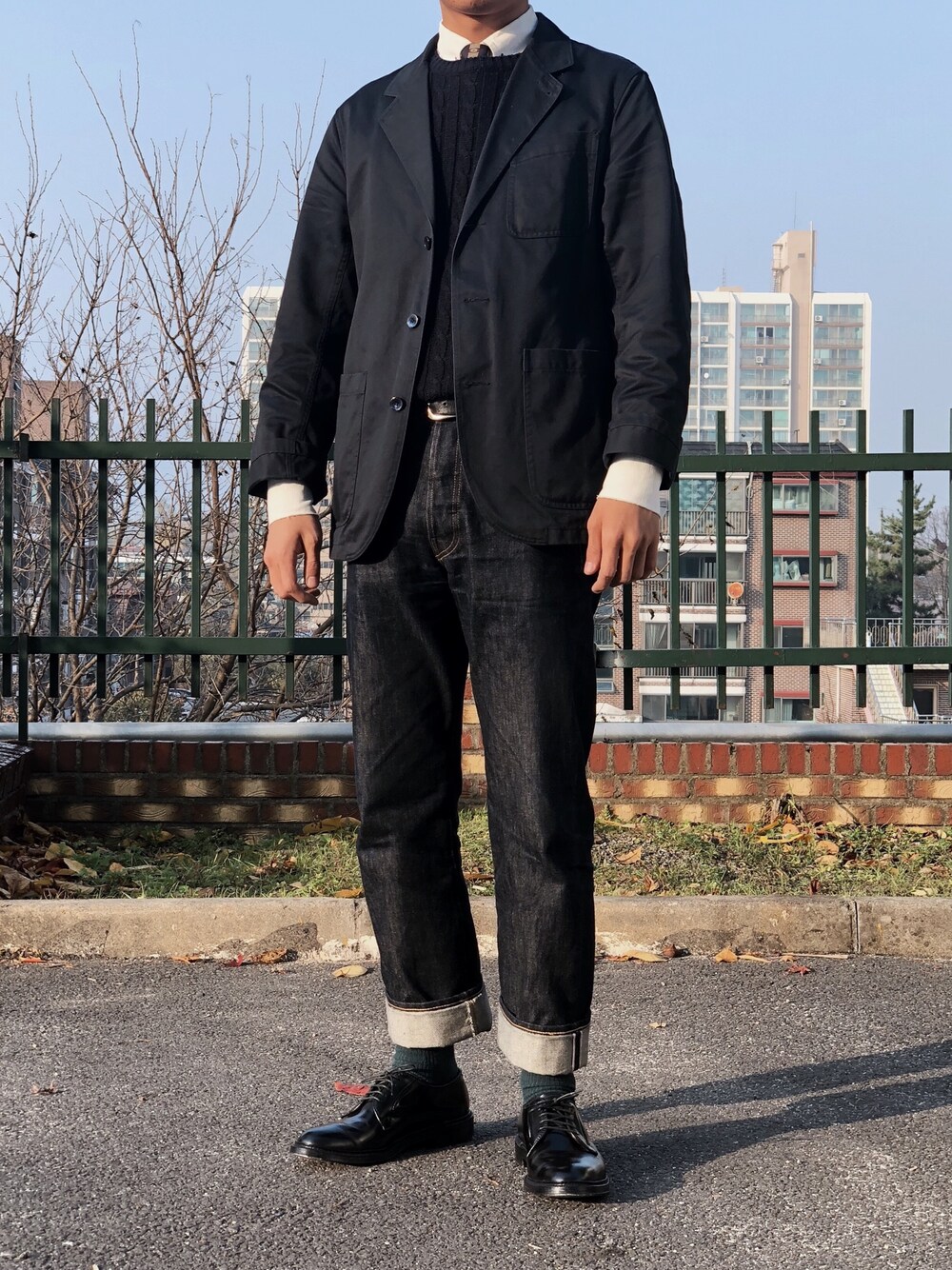 「Pottery、GIORDANO、levisvintageclothing、ALDEN、christian dior、Monono、UNIQLO」｜「Levisvintageclothingのアイテム（デニムパンツ、ブルー系）」を使った、YongMun Leeさん（メンズ・178cm）の秋コーディネートの1枚目の写真