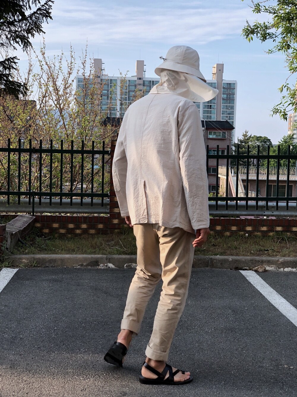 「BUCKET HAT、seersucker、jacket 、sandals」｜「Kaptain Sunshineのアイテム（ジャケット/アウター、ホワイト系）」を使った、YongMun Leeさん（メンズ・178cm）の春コーディネートの1枚目の写真