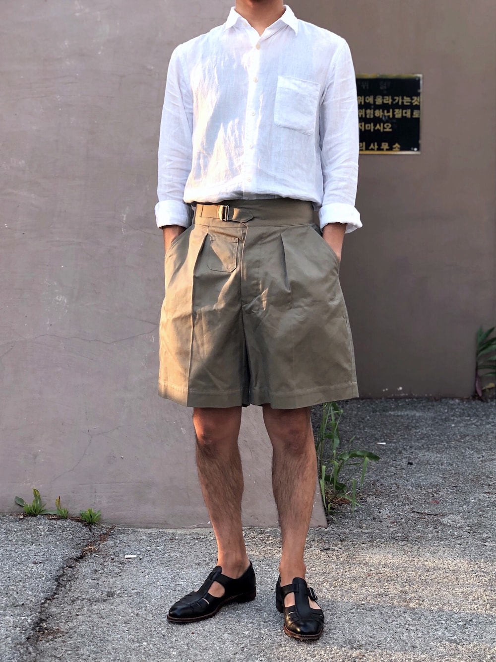 「linen、gurkhashorts、GURKHA、gurkhashoes」｜「UNIQLOのアイテム（シャツ/ブラウス、ホワイト系）」を使った、YongMun Leeさん（メンズ・178cm）の春コーディネートの1枚目の写真