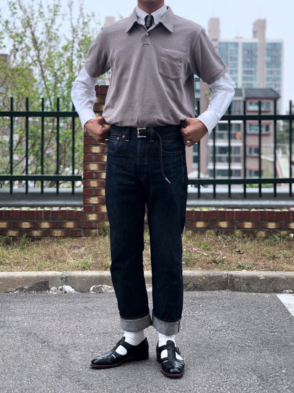 「LEVI'S VINTAGE CLOTHINGのアイテム（デニムパンツ、ブルー系）」を使った、YongMun Leeさん（メンズ・178cm）の春コーディネートの1枚目の写真