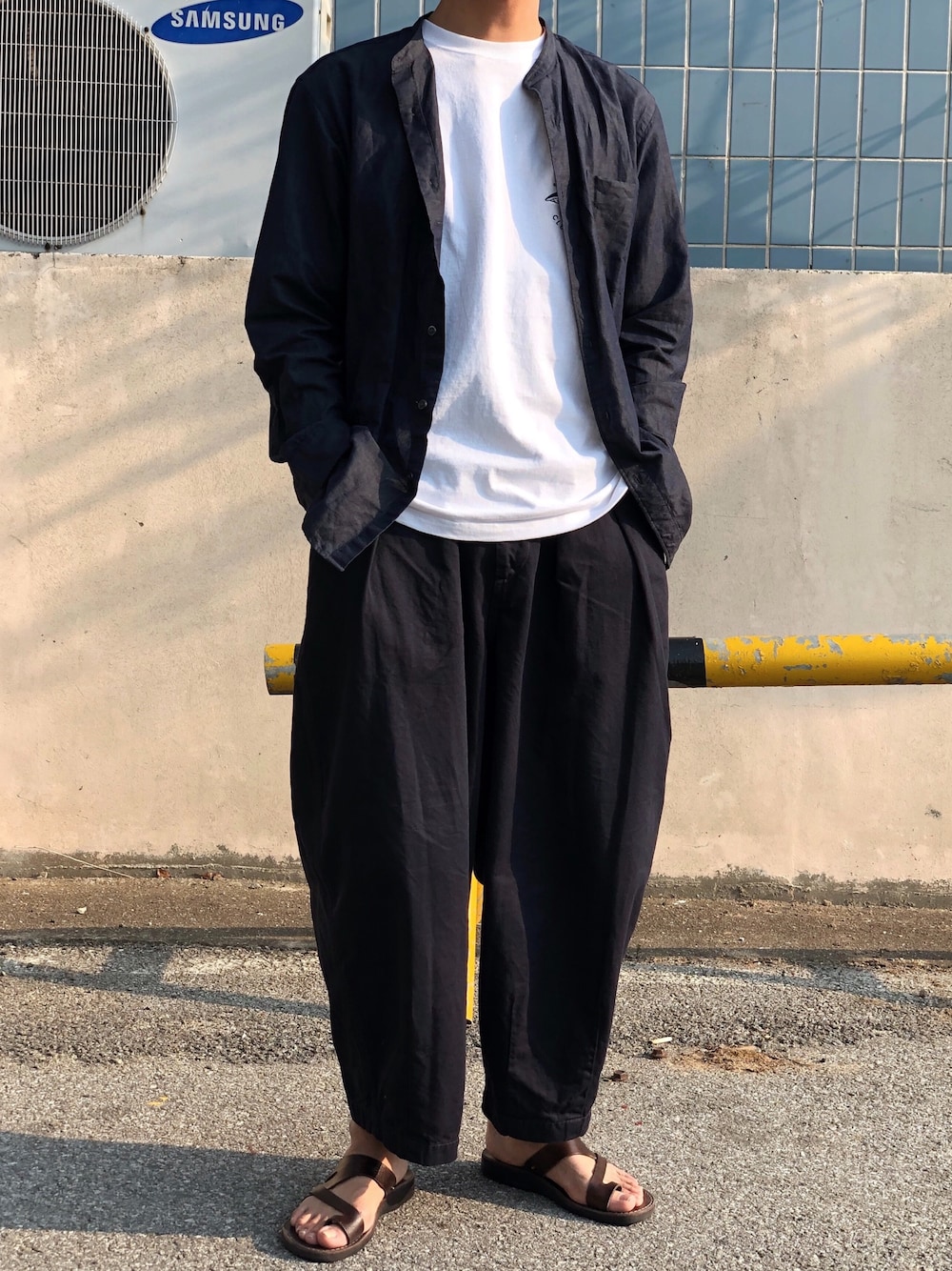 「Thomasmore、UNIQLO、harvesty、JERUSALEM SANDALS」｜「HARVESTYのアイテム（その他パンツ、ブルー系）」を使った、YongMun Leeさん（メンズ・178cm）の夏コーディネートの1枚目の写真