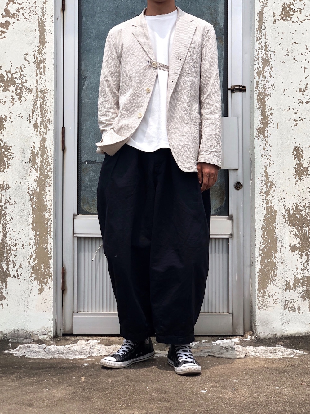 「KAPTAIN SUNSHINE、seersucker、circuspants、CONVERSE1970」｜「HARVESTYのアイテム（パンツ、ブルー系）」を使った、YongMun Leeさん（メンズ・178cm）の夏コーディネートの1枚目の写真
