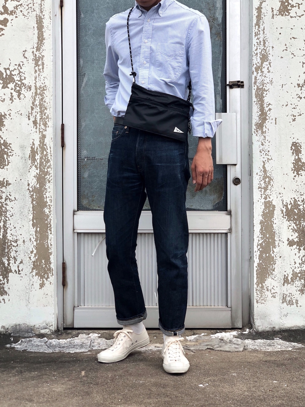 「sacoche、sneakers、kurume」｜「RESOLUTEのアイテム（デニムパンツ、ブルー系）」を使った、YongMun Leeさん（メンズ・178cm）の夏コーディネートの1枚目の写真