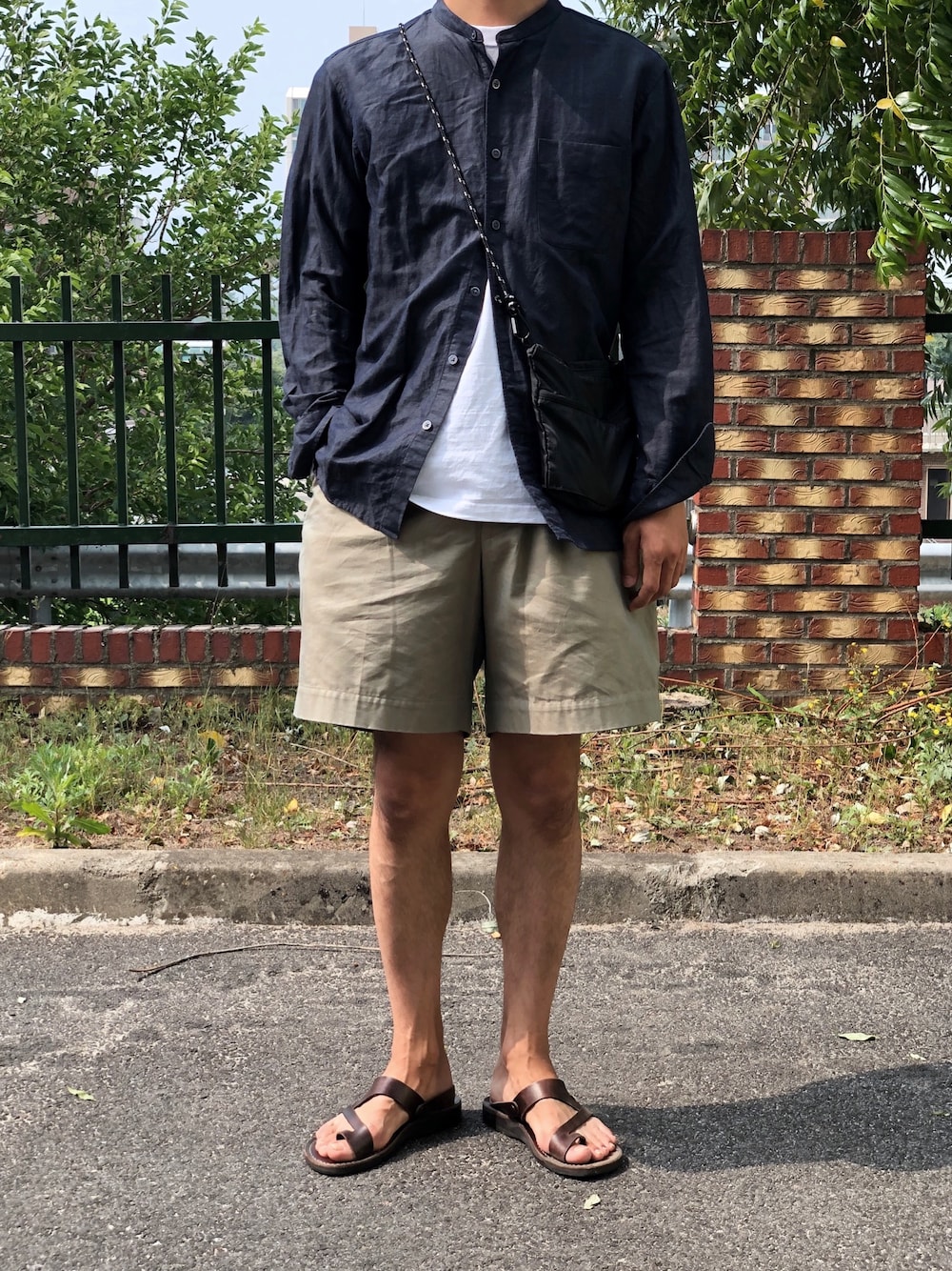「GURKHA、sandals、linen」｜「HAVERSACKのアイテム（チノパンツ、グリーン系）」を使った、YongMun Leeさん（メンズ・178cm）の夏コーディネートの1枚目の写真