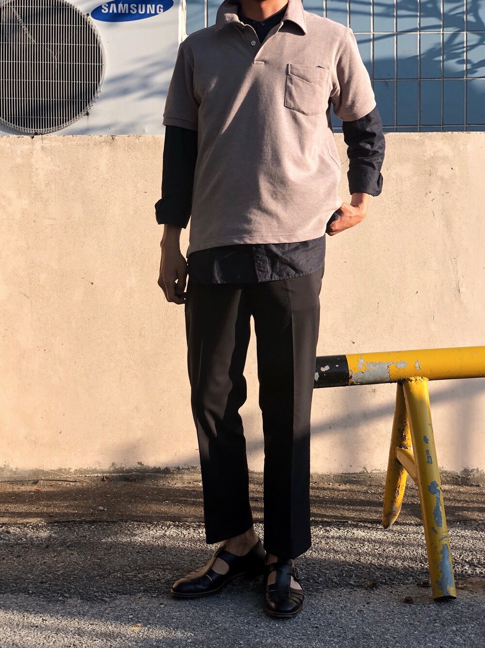 「linen shirt、GURKHA」｜「bantsのアイテム（ポロシャツ、ベージュ系）」を使った、YongMun Leeさん（メンズ・178cm）の夏コーディネートの1枚目の写真