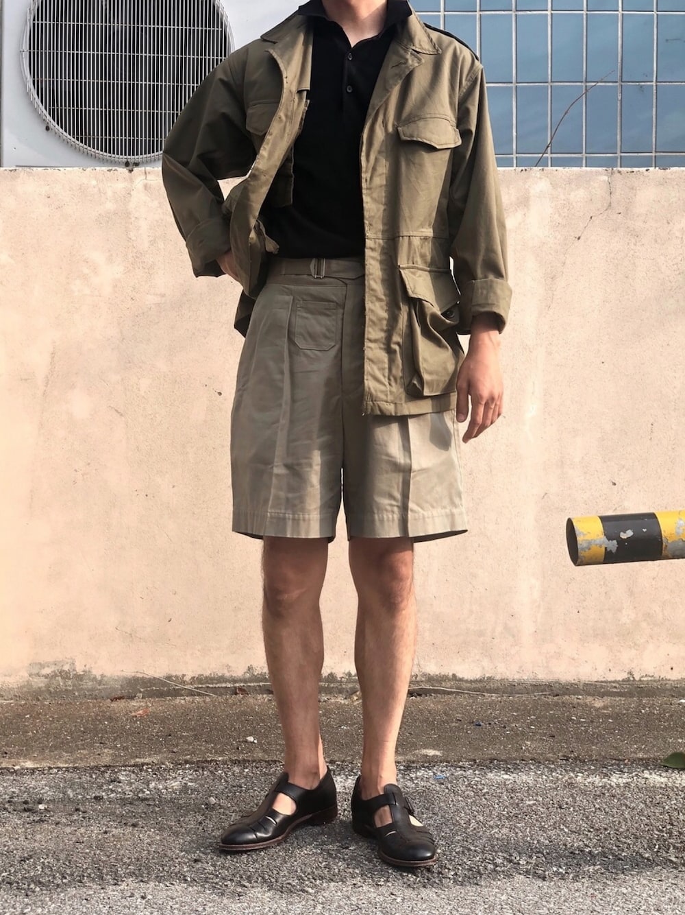 「GURKHA、CHEANEY、m47」｜「HAVERSACKのアイテム（パンツ、グリーン系）」を使った、YongMun Leeさん（メンズ・178cm）の夏コーディネートの1枚目の写真