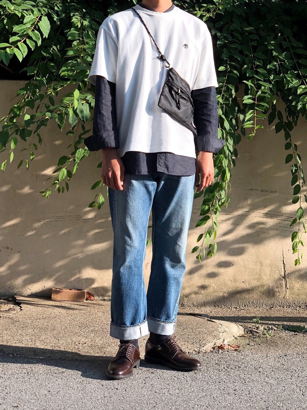「FULLCOUNT、Pilgrim SURF＋SUPPLY」｜「FULLCOUNTのアイテム（デニムパンツ、ブルー系）」を使った、YongMun Leeさん（メンズ・178cm）の夏コーディネートの1枚目の写真