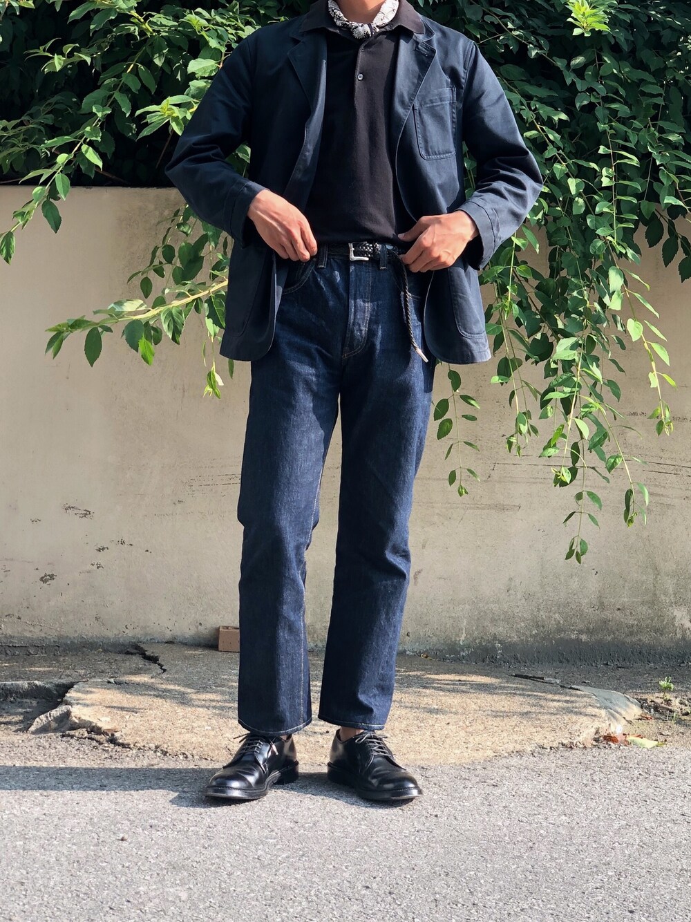 「ALDEN、scarf」｜「LEVI'S VINTAGE CLOTHINGのアイテム（デニムパンツ、ブルー系）」を使った、YongMun Leeさん（メンズ・178cm）の夏コーディネートの1枚目の写真