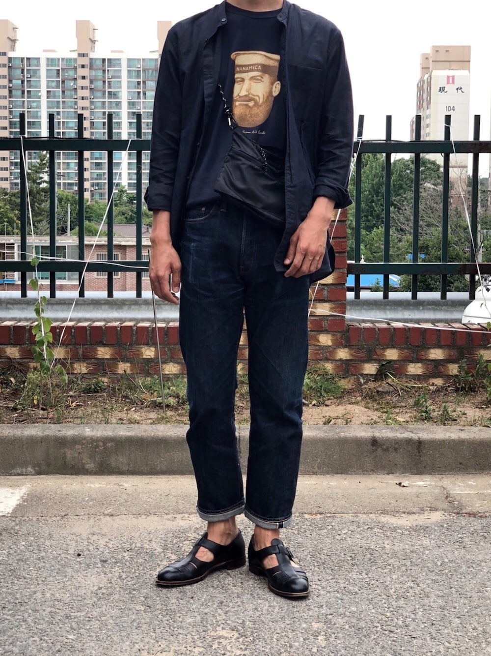 「one ocean all lands」｜「RESOLUTEのアイテム（デニムパンツ、ブルー系）」を使った、YongMun Leeさん（メンズ・178cm）の夏コーディネートの1枚目の写真