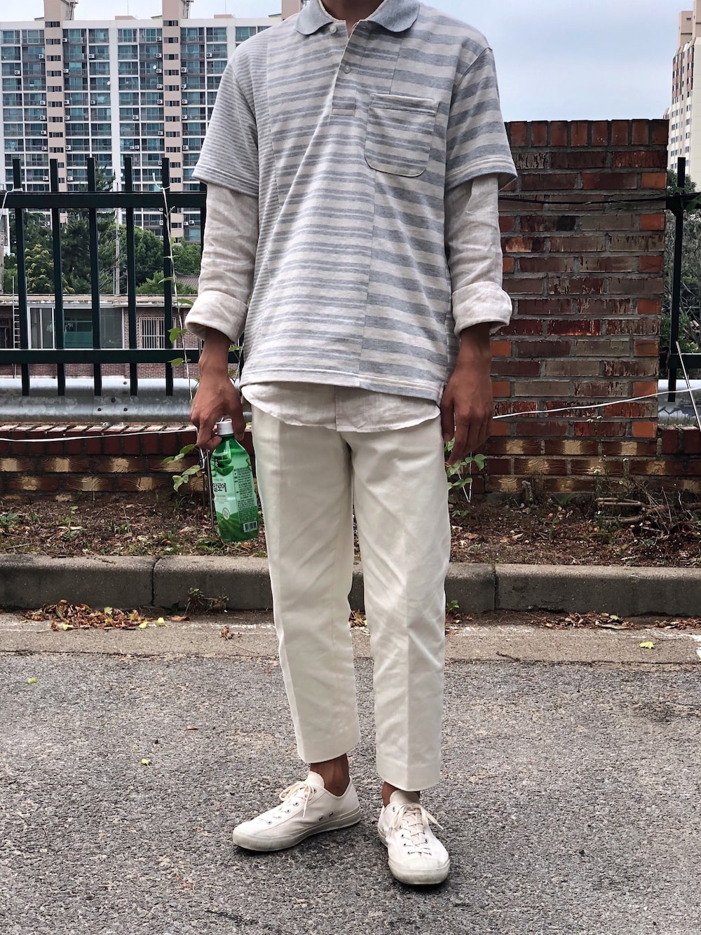 「Engineered Garmentsのアイテム（ポロシャツ、グレー系）」を使った、YongMun Leeさん（メンズ・178cm）の夏コーディネートの1枚目の写真