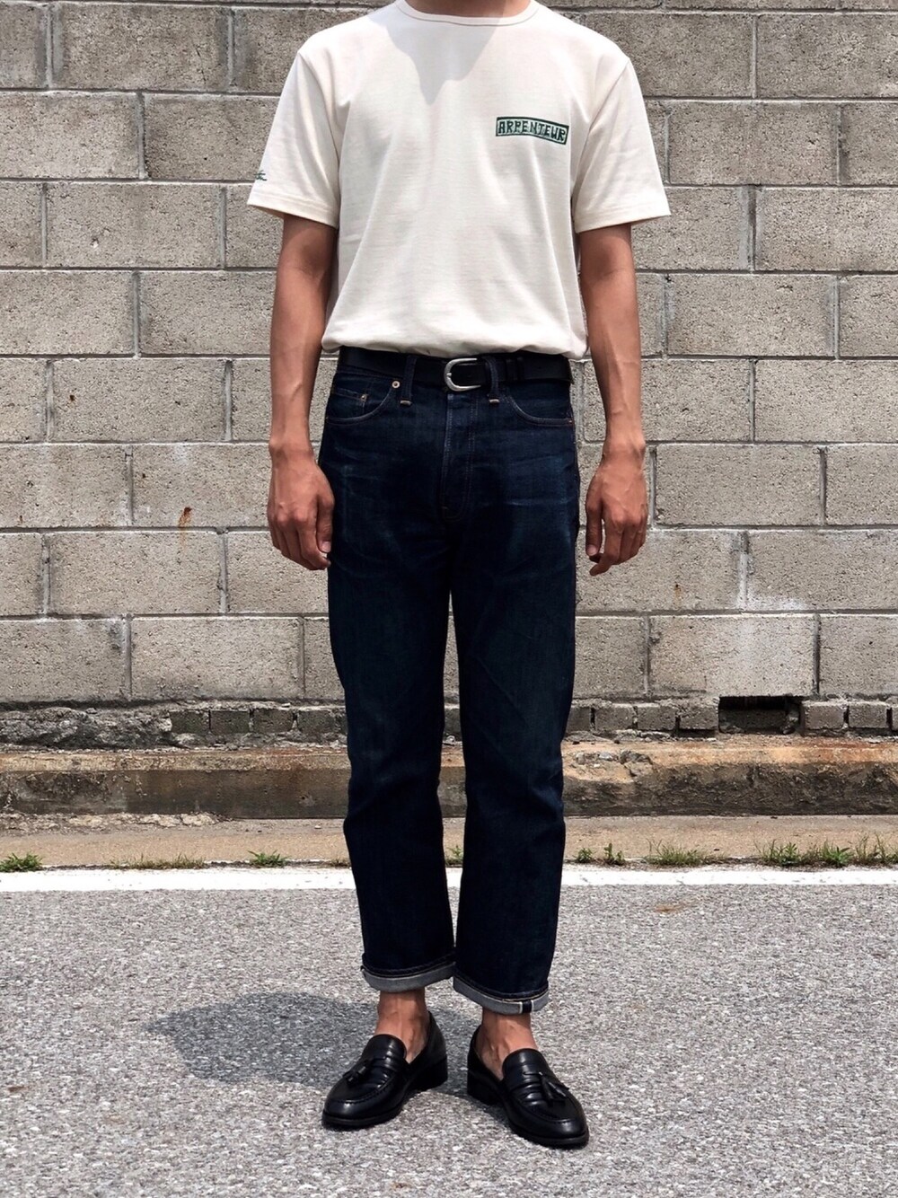 「Arpenteurのアイテム（Tシャツ/カットソー、ホワイト系）」を使った、YongMun Leeさん（メンズ・178cm）の夏コーディネートの1枚目の写真