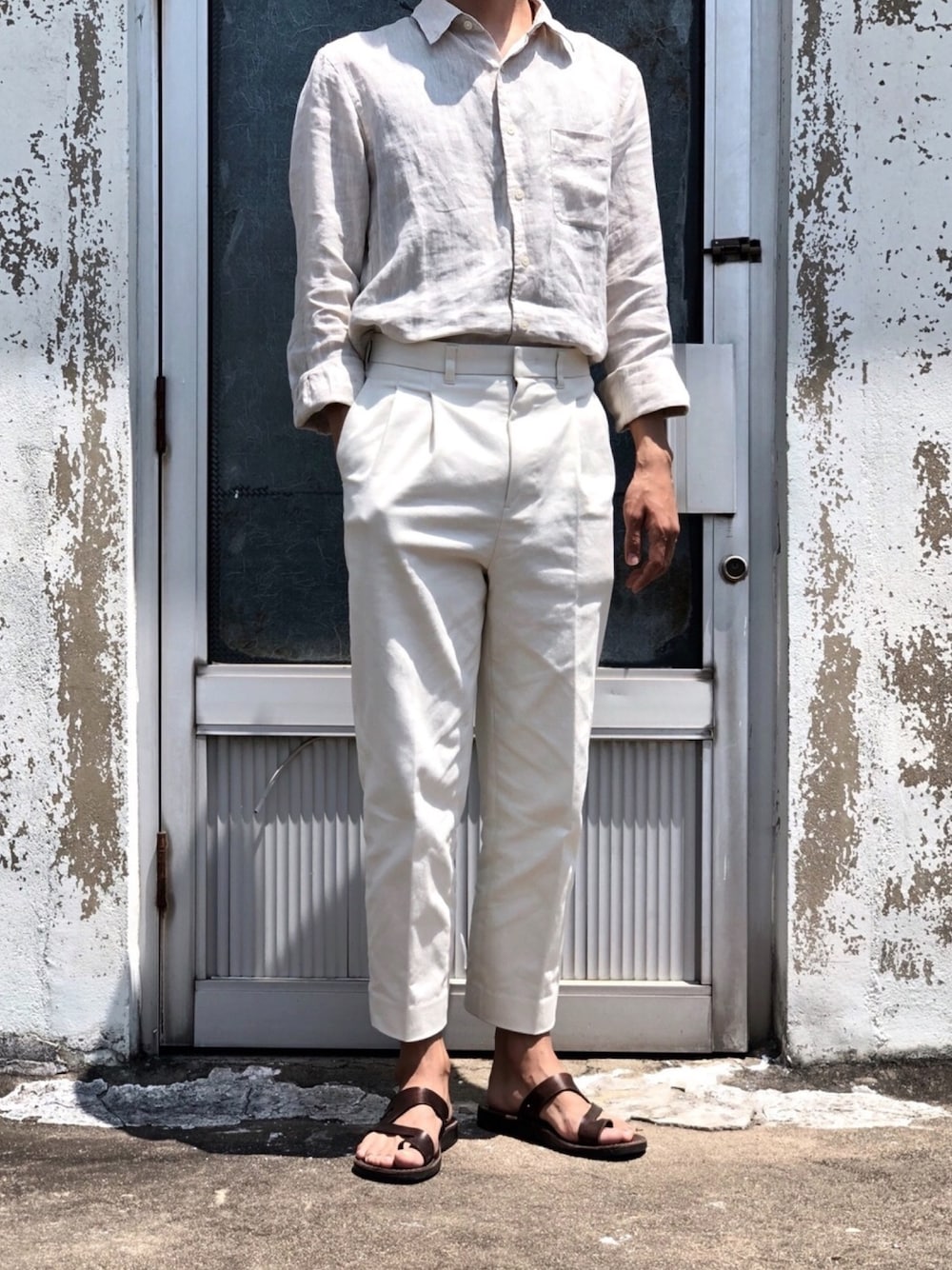 「linen、chino、IVORY、sandals」｜「uneriのアイテム（チノパンツ、ホワイト系）」を使った、YongMun Leeさん（メンズ・178cm）の夏コーディネートの1枚目の写真