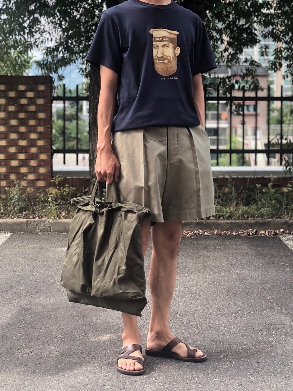 「helmet bag」｜「HAVERSACKのアイテム（その他パンツ、ベージュ系）」を使った、YongMun Leeさん（メンズ・178cm）の夏コーディネートの1枚目の写真