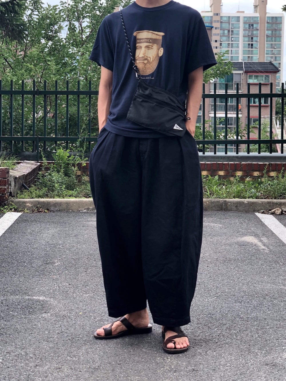 「COOLMAX、loopwheel」｜「HARVESTYのアイテム（パンツ、ブルー系）」を使った、YongMun Leeさん（メンズ・178cm）の夏コーディネートの1枚目の写真