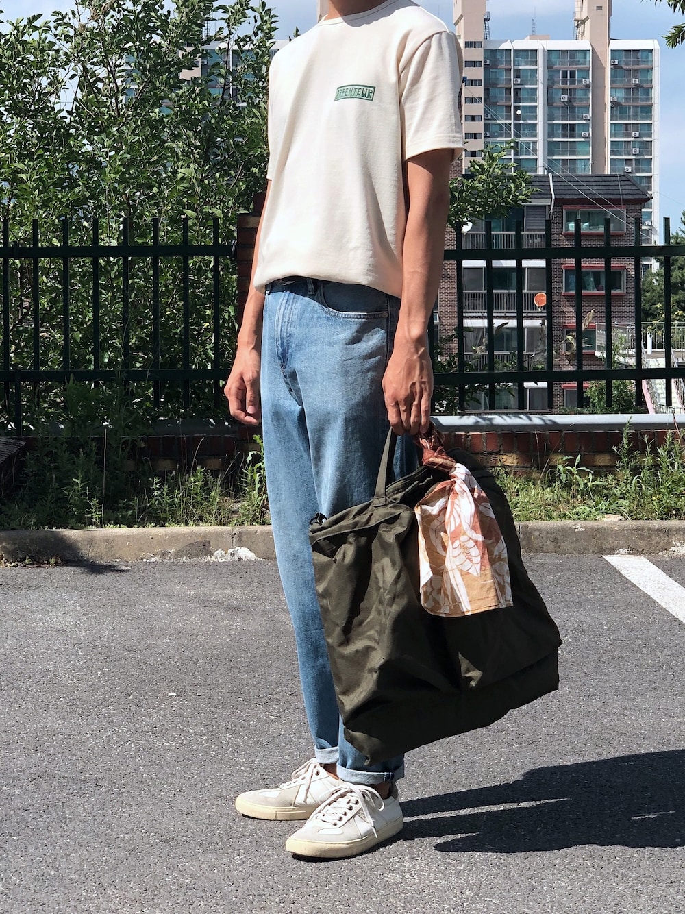 「Arpenteurのアイテム（Tシャツ/カットソー、ベージュ系）」を使った、YongMun Leeさん（メンズ・178cm）の夏コーディネートの1枚目の写真