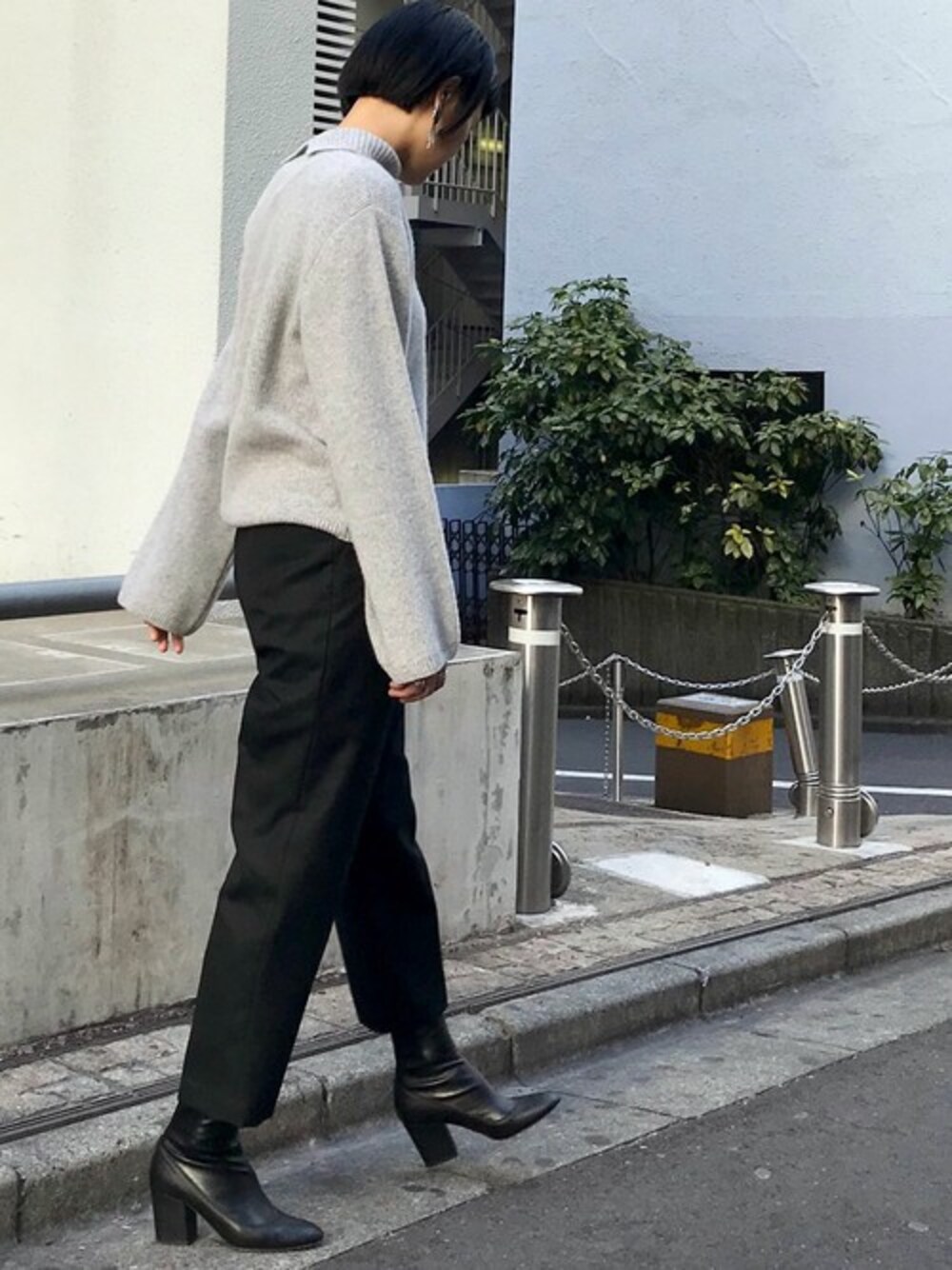 グレー系のニット/セーター、ブラック系のその他パンツ、ブラック系のブーツを着用したレディースの冬コーディネートの1枚目の写真
