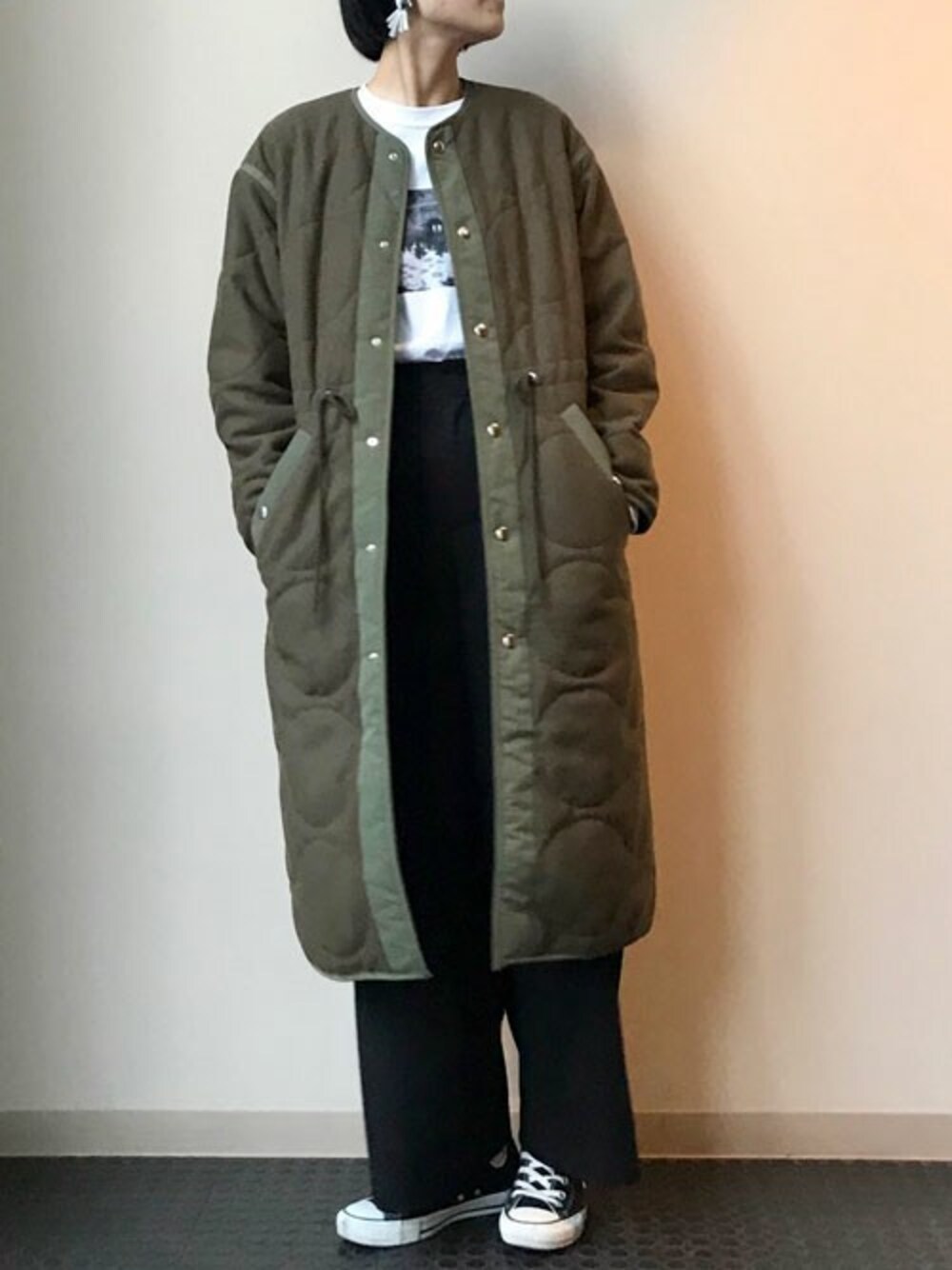 「スニーカー、コンバース、カジュアル、シンプル、TOGA、キルティング、ハイウエスト、ロングコート、ワイドパンツ、ウエストイン」｜「NANO universeの【otonaMUSE 1月号掲載】キルティングウールコート（その他アウター、グリーン系）」を使った、nano・universe lady's webeditorさん（レディース・167cm）の冬コーディネートの1枚目の写真