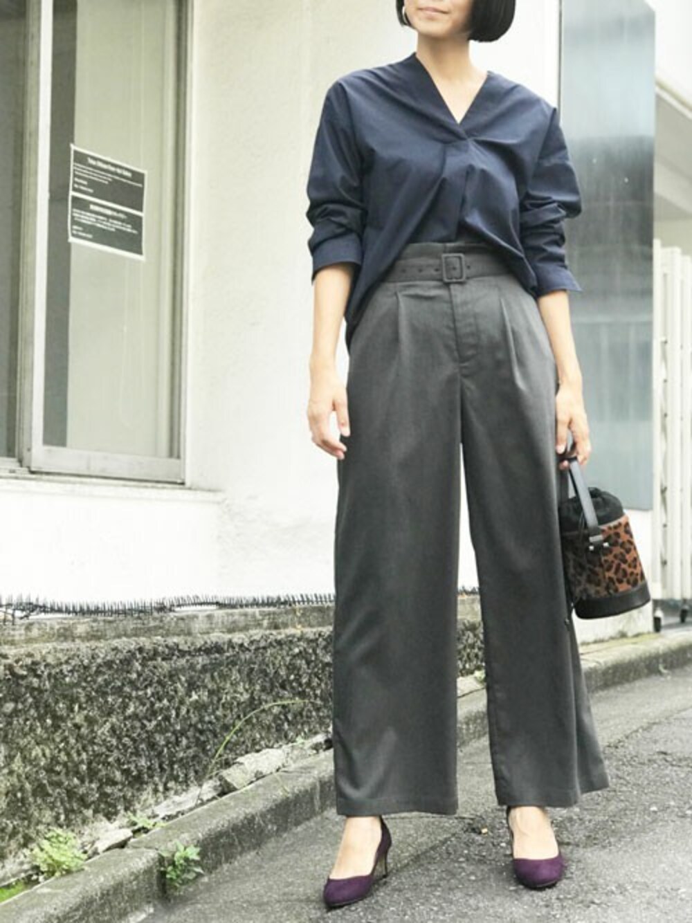 ブルー系のシャツ/ブラウス、グレー系のその他パンツ、パープル系のパンプスを着用したレディースの秋コーディネートの1枚目の写真