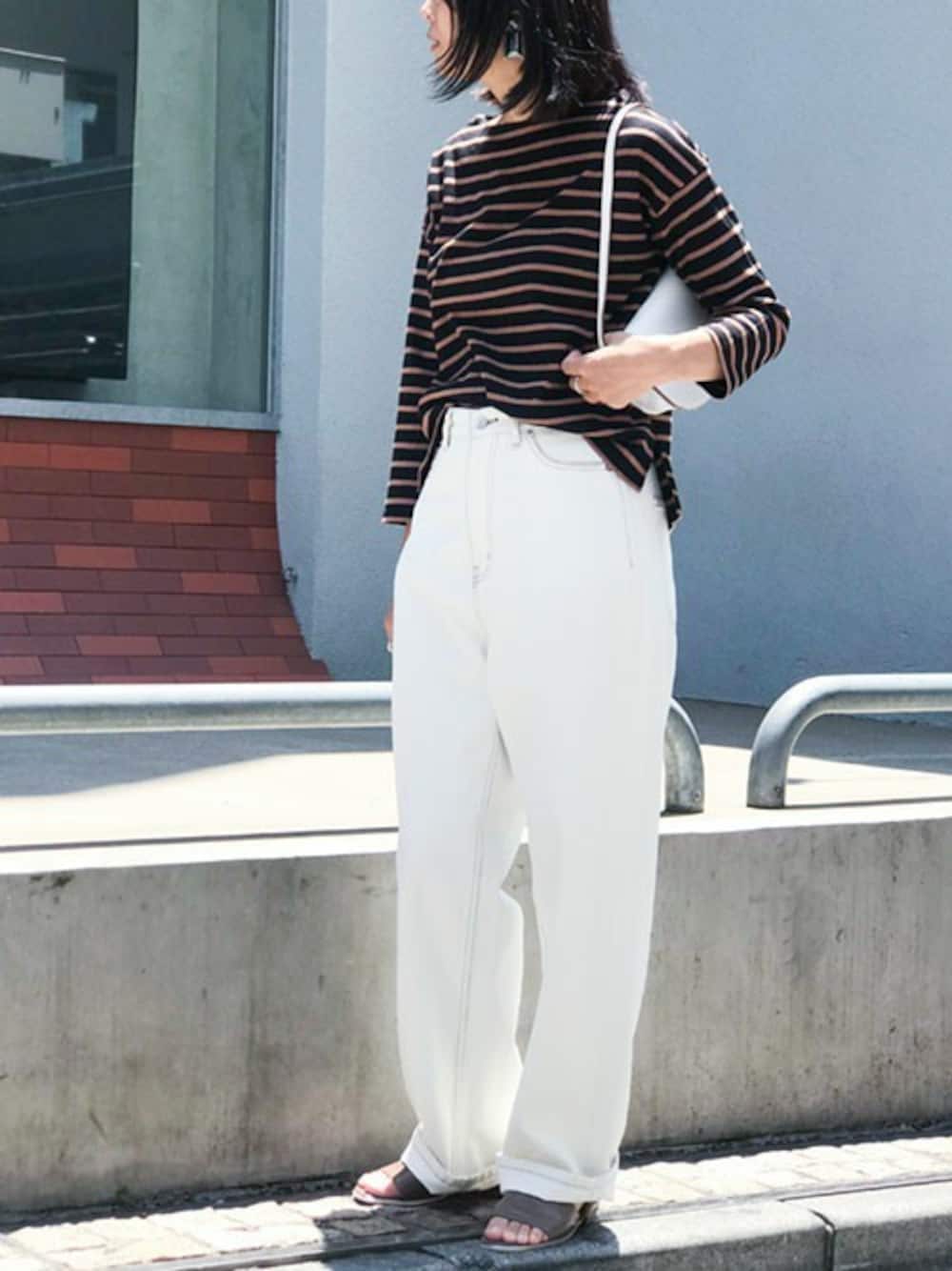 ブラック系のTシャツ/カットソー、ホワイト系のデニムパンツ、ブラック系のサンダルを着用したレディースの夏コーディネートの1枚目の写真