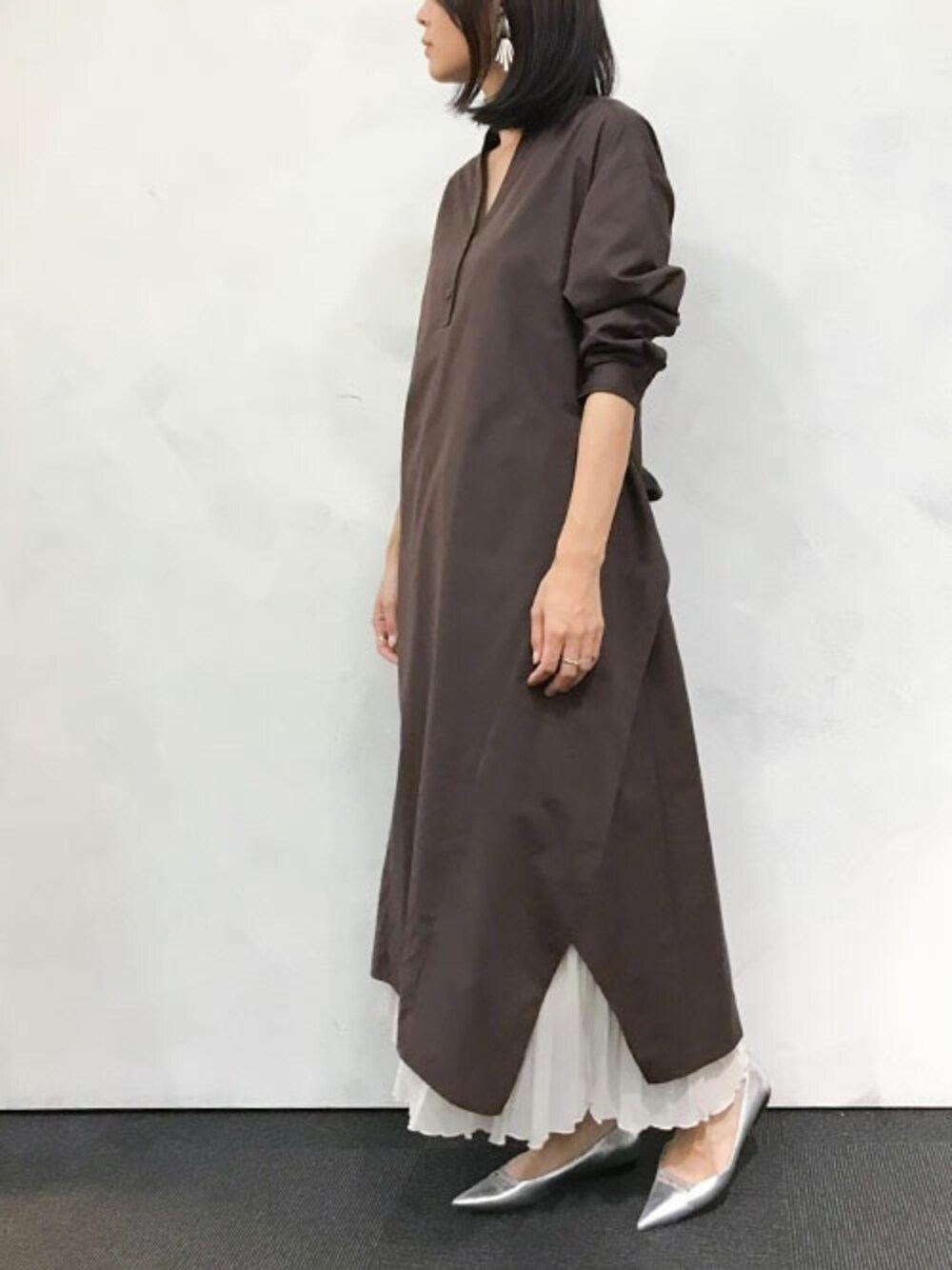 「ワンピース、パンプス、秋のコーデ、フラットシューズ、レイヤードスタイル、マキシスカート、ブラウン、シャツワンピ、ロングワンピース、マキシ丈ワンピース」｜「NANO universeの【WEB限定】ボリュームシルエットロングシャツワンピース（シャツワンピース、ブラウン系）」を使った、nano・universe lady's webeditorさん（レディース・167cm）の夏コーディネートの1枚目の写真