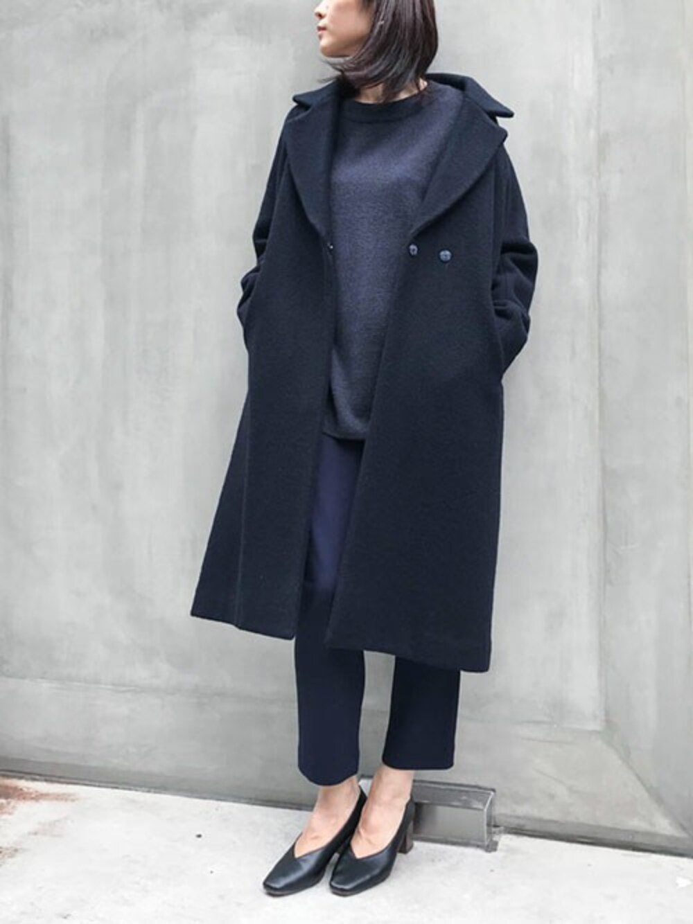 「コート、パンツ、ビッグシルエット、パンプス、チェスターコート、ネイビー、秋のコーデ、パンツスタイル、オフィススタイル、オフィスカジュアル」｜「NANO universeの【WEB限定】尾州ウールビックチェスターコート（チェスターコート、ブルー系）」を使った、nano・universe lady's webeditorさん（レディース・167cm）の秋コーディネートの1枚目の写真