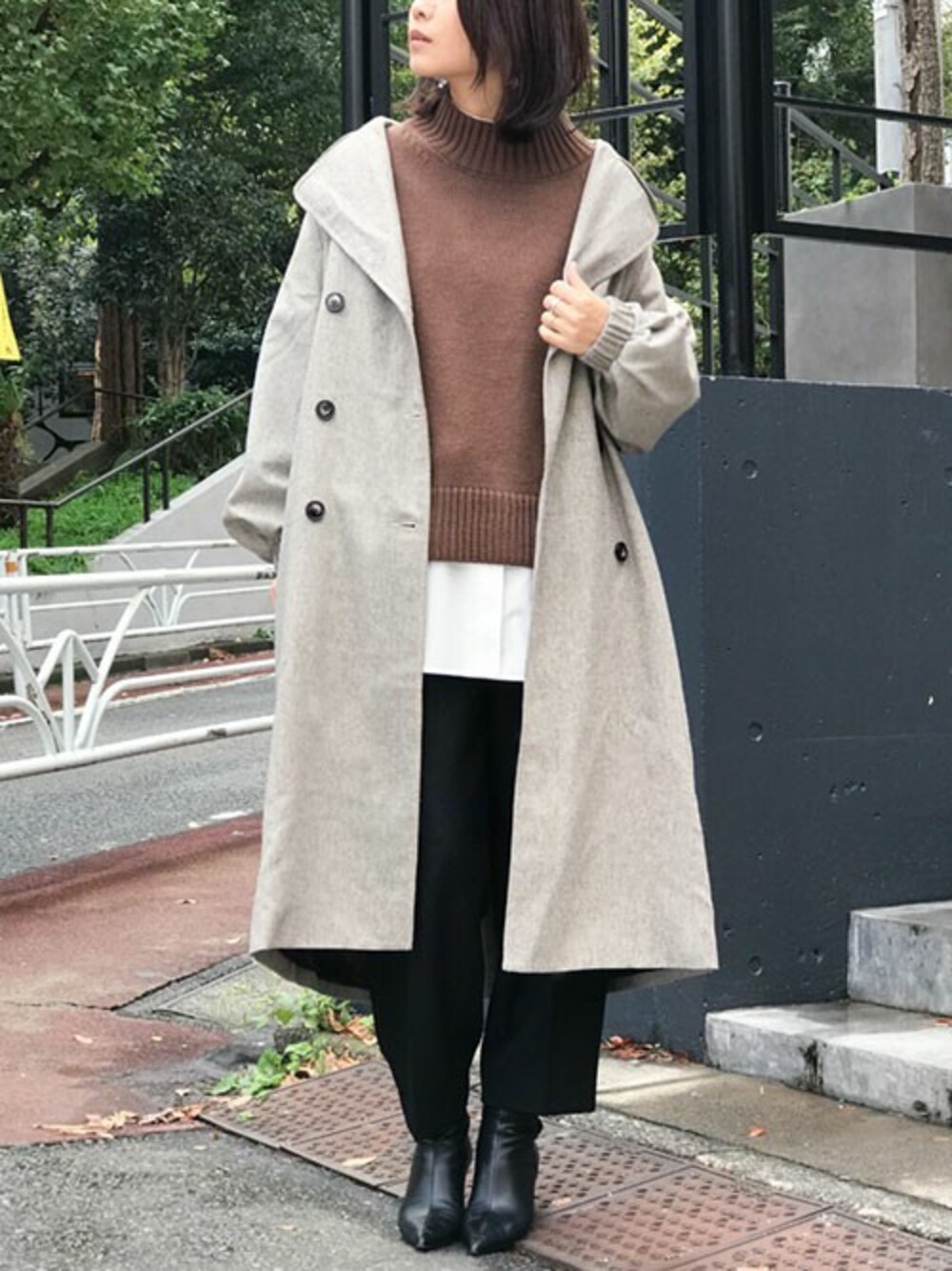 その他のその他アウター、ホワイト系のシャツ/ブラウス、ブラック系のその他パンツを着用したレディースの秋コーディネートの1枚目の写真