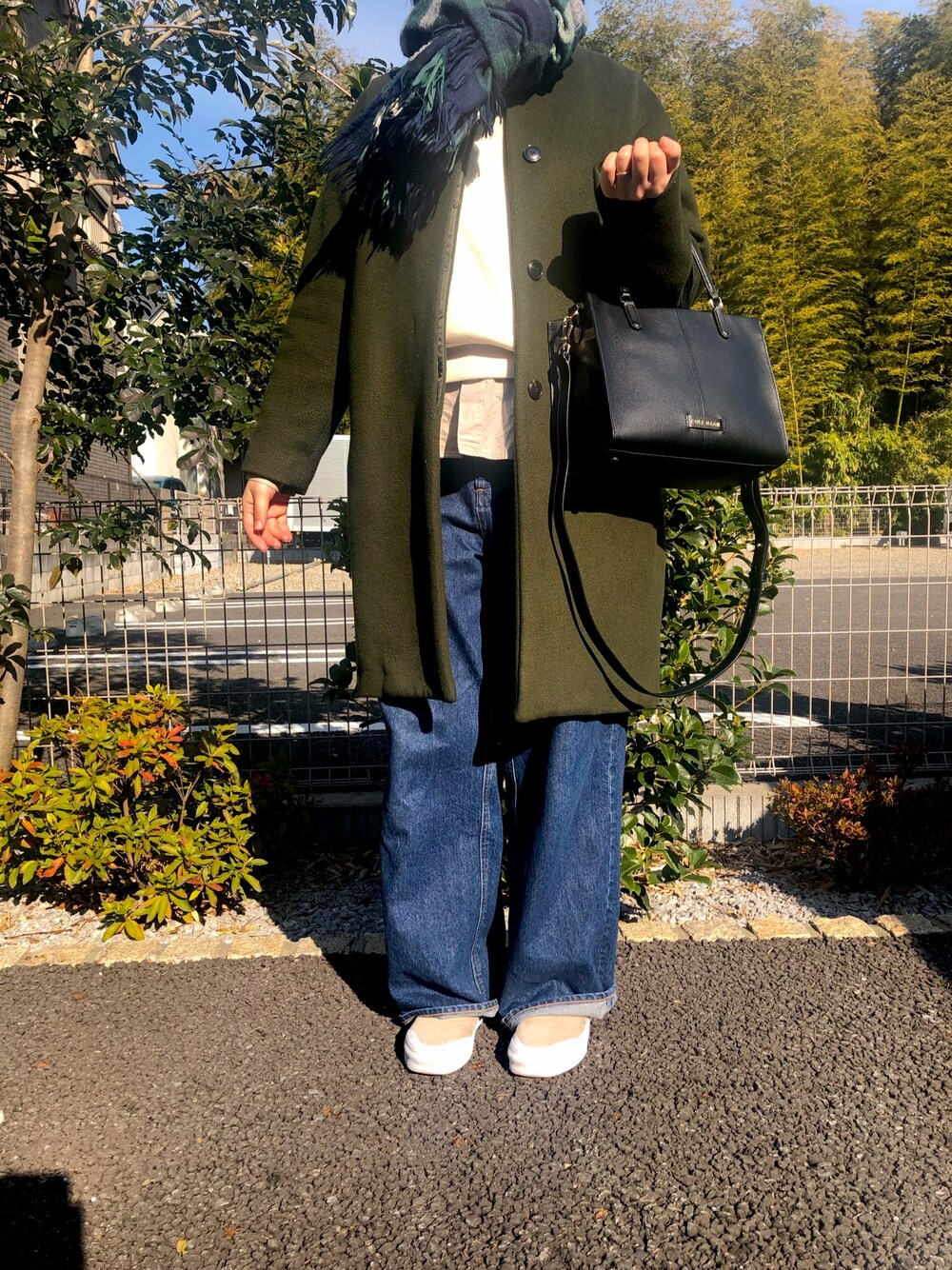「シンプル、カジュアルコーデ、journal standard、unfil」｜「GALLARDAGALANTEのアイテム（ノーカラーコート、グリーン系）」を使った、popoさん（レディース・159cm）の冬コーディネートの1枚目の写真
