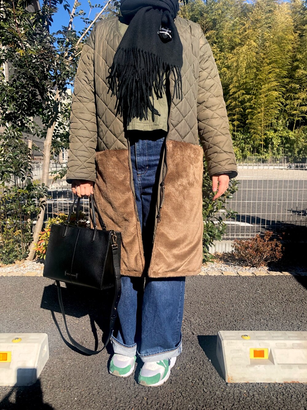 「elegancese、UNIQLO、VINCENT ET MIREILLE、SETTO、シンプル、カジュアル、休日スタイル、リラックススタイル、キルトジャケット」｜「eleganceseの【Elegancese】エレガンセーゼ　大判ピュアカシミア100% プレーン マフラー　大判ストール/カシミヤ（ストール/ショール、ブラック系）」を使った、popoさん（レディース・159cm）の冬コーディネートの1枚目の写真