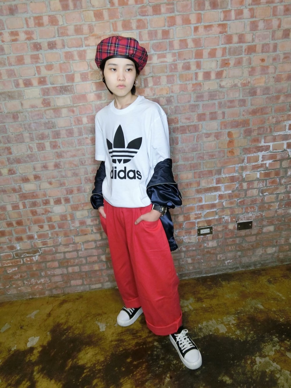 ブルー系のシューズを着用したメンズの夏コーディネートの1枚目の写真