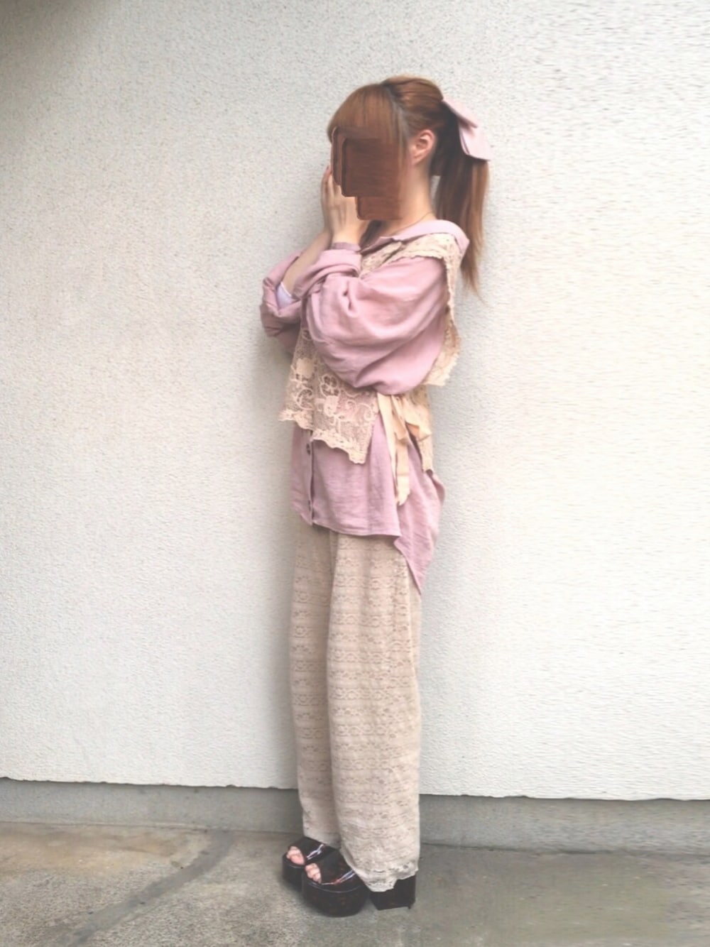 「レース、ベスト、シャツスタイル、カジュアル、カジュアルガーリー、ゆるコーデ、レースパンツ、ベージュ、おしゃれさんと繋がりたい、いいね、save、フォローお願いします🤑」｜「HeatherのWポケットコットンシャツ　838152（シャツ/ブラウス、ピンク系）」を使った、🐰ㅤメ ｲ ﾒ ｲㅤ🐰さん（レディース・153cm）の夏コーディネートの1枚目の写真