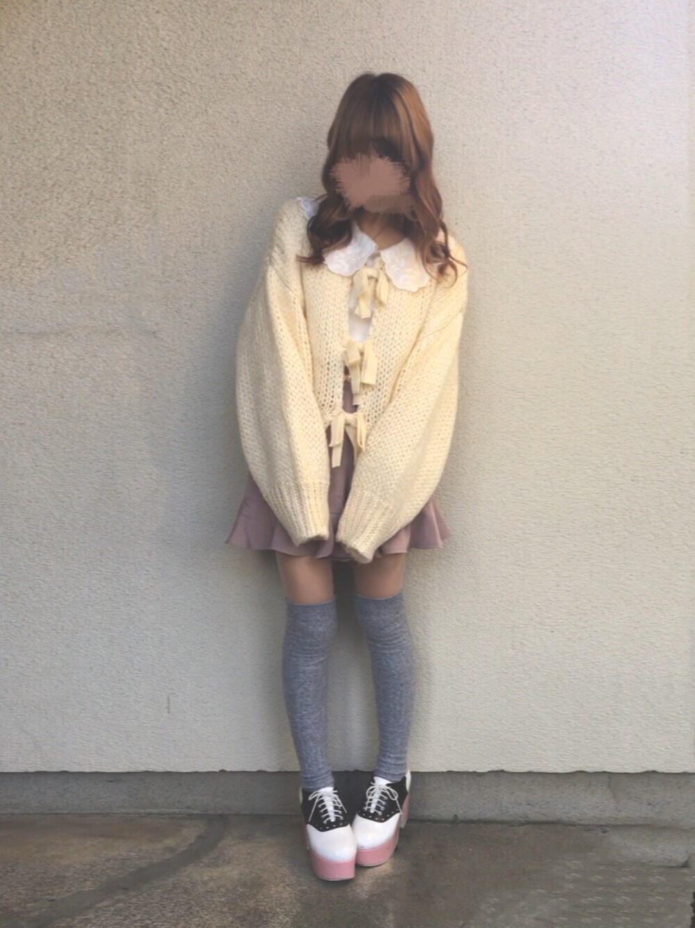 「いいね、save、フォローお願いします🤑、カーディガン、リボン、フリルパンツ、くすみピンク、甘め、ガーリー、大人ガーリー、ゆるニット、秋のコーデ」｜「one after another NICE CLAUPのリボン付きニットカーディガン（カーディガン/ボレロ、ホワイト系）」を使った、🐰ㅤメ ｲ ﾒ ｲㅤ🐰さん（レディース・153cm）の秋コーディネートの1枚目の写真
