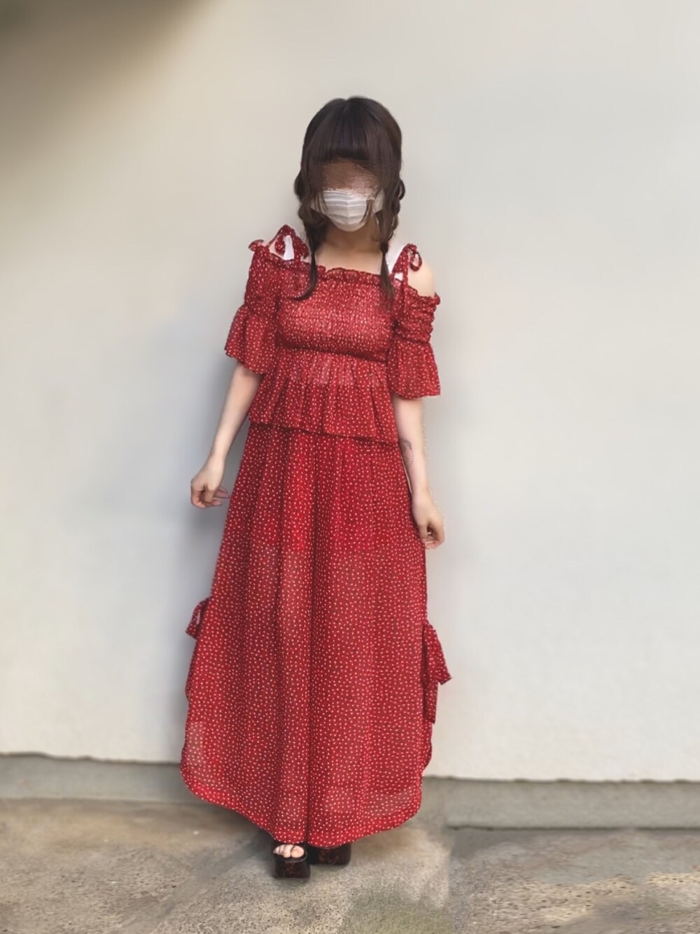 「低身長、低身長コーデ、セットアップ、花柄、オフショル、レッド、厚底サンダル、onespo、ガーリー、いいね、save、フォローお願いします🤑」｜「onespoのアイテム（シャツ/ブラウス、レッド系）」を使った、🐰ㅤメ ｲ ﾒ ｲㅤ🐰さん（レディース・153cm）の夏コーディネートの1枚目の写真