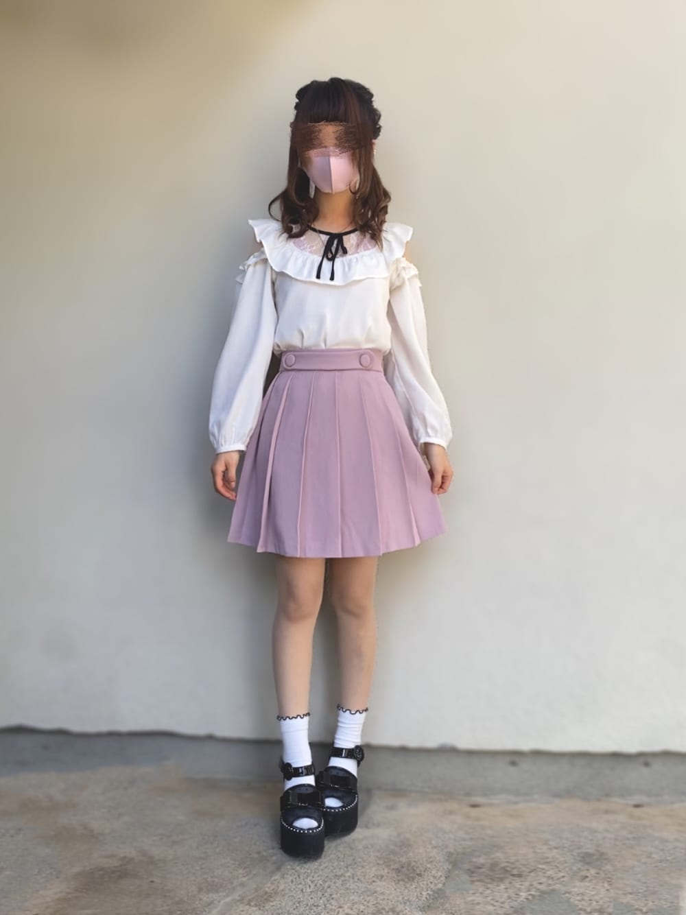 「量産型、evelyn、オフショル、フリル、レース、ブラウス、プリーツスカート、厚底サンダル、ガーリー、いいね、save、フォローお願いします🤑」｜「evelynのアイテム（シャツ/ブラウス、ホワイト系）」を使った、🐰ㅤメ ｲ ﾒ ｲㅤ🐰さん（レディース・153cm）の夏コーディネートの1枚目の写真