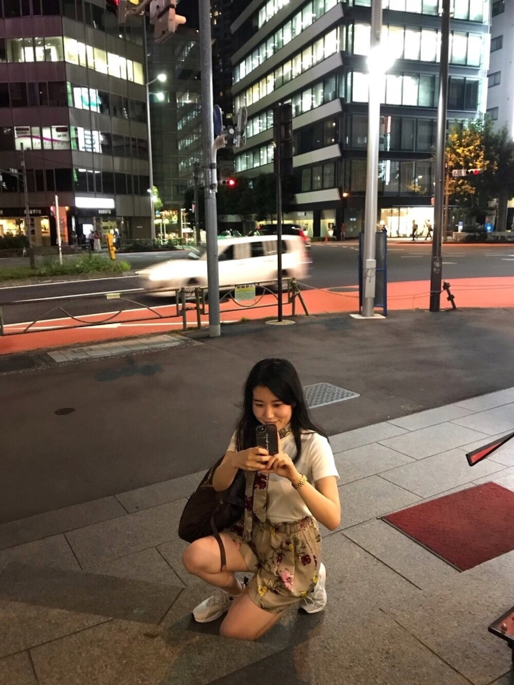 「渋谷、白T、ハーフパンツ、花柄、スニーカー」｜「casetifyのアイテム（その他小物、シルバー系）」を使った、pikariさん（レディース・163cm）の夏コーディネートの1枚目の写真