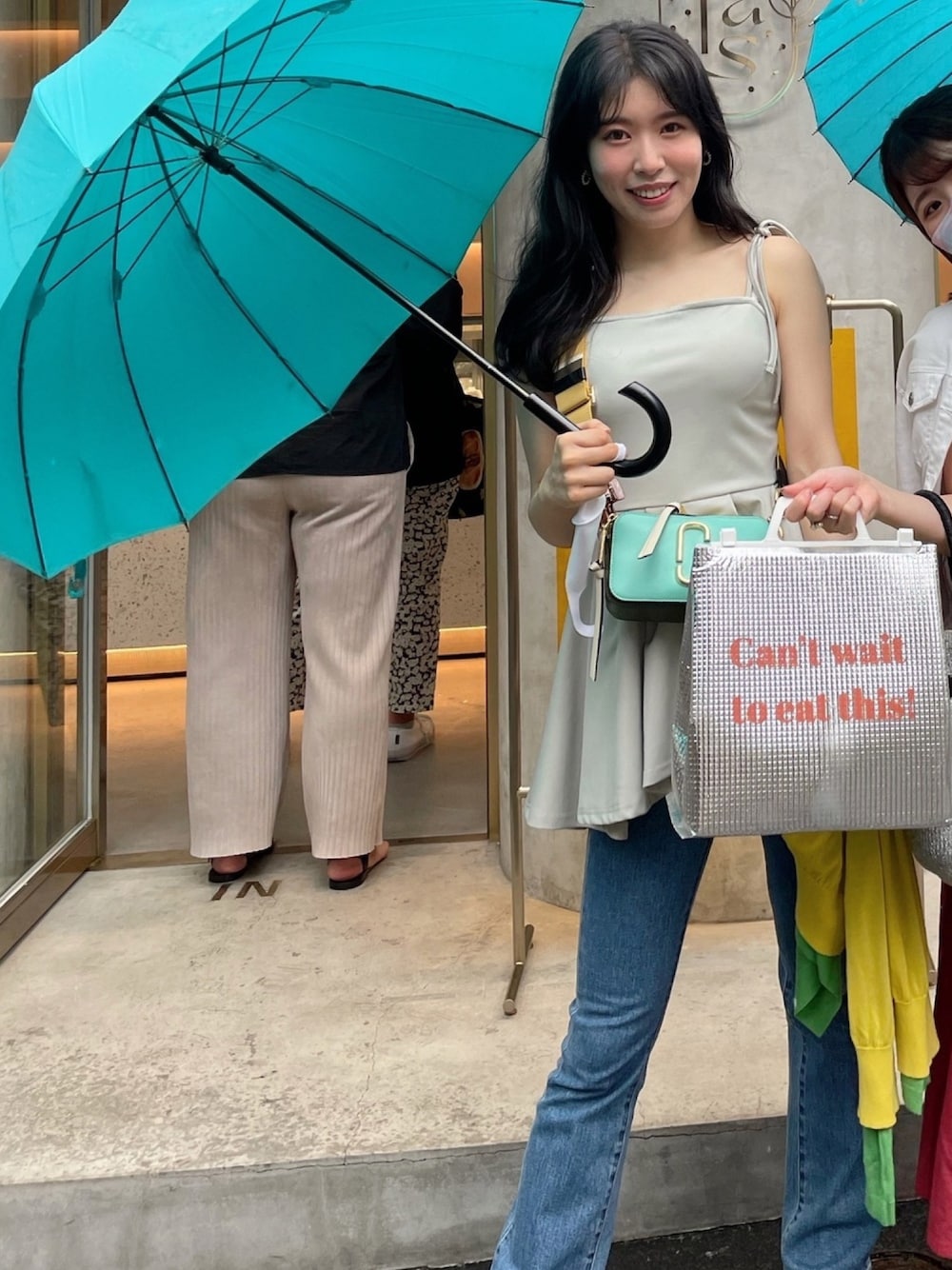 「雨の日コーデ、フレアデニム、キャミソール」｜「MARC JACOBSのアイテム（ショルダーバッグ、ブルー系）」を使った、pikariさん（レディース・164cm）の夏コーディネートの1枚目の写真