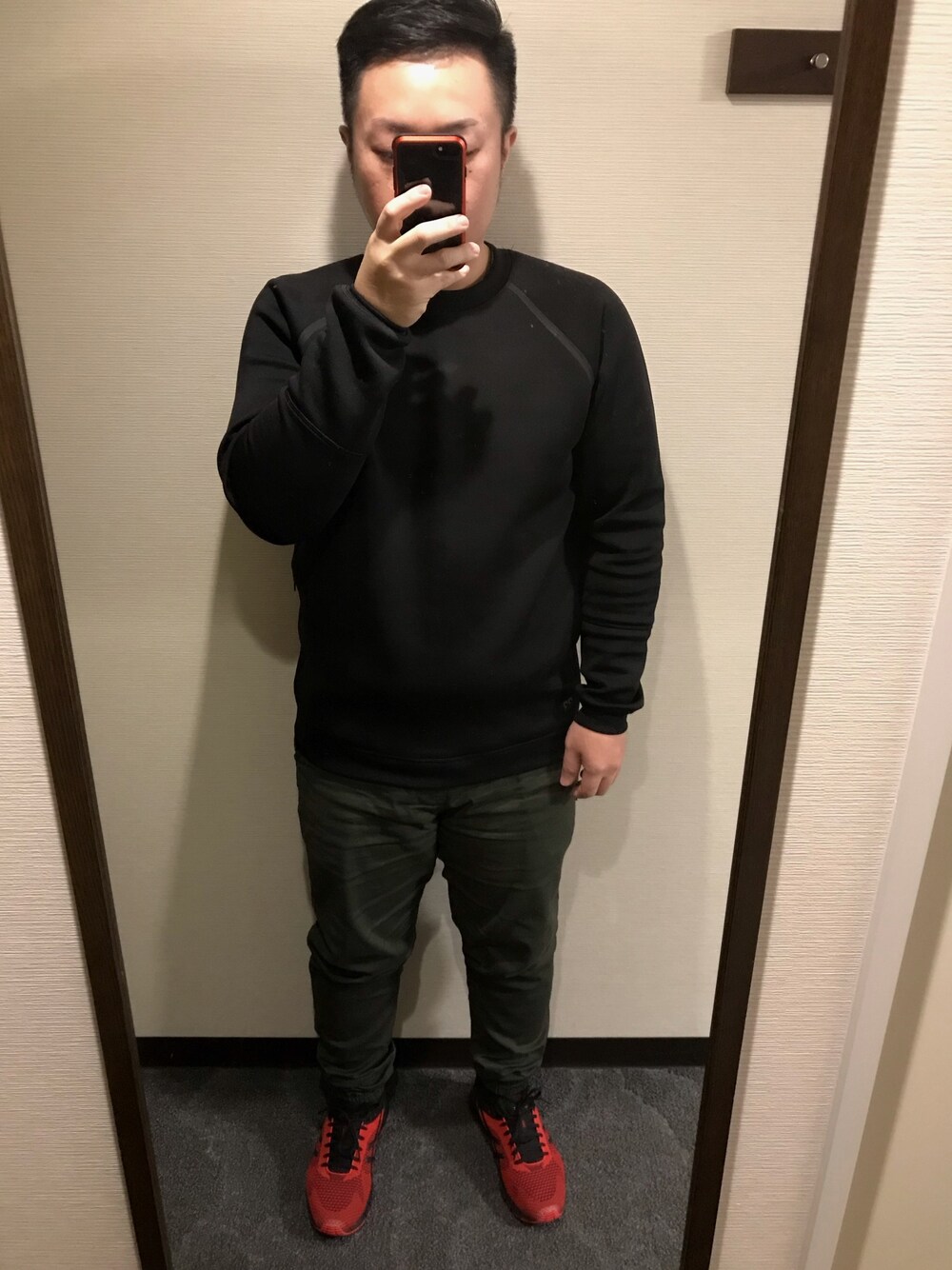 「asics、fairplay、jogger pants、休日スタイル、STMPD×PUMA」｜「STAMPDのアイテム（ジャージ、ブラック系）」を使った、Joe 曽さん（メンズ・171cm）の冬コーディネートの1枚目の写真