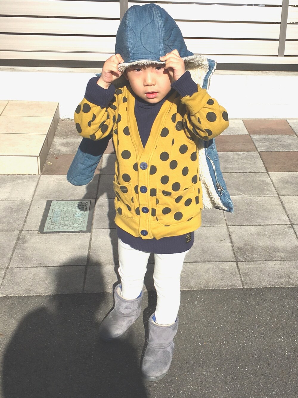 「LeeのLeeKIDS HOODED QUILTING JACKET DENIM（カバーオール、ブルー系）」を使った、AOIさん（キッズ・100cm）の冬コーディネートの1枚目の写真