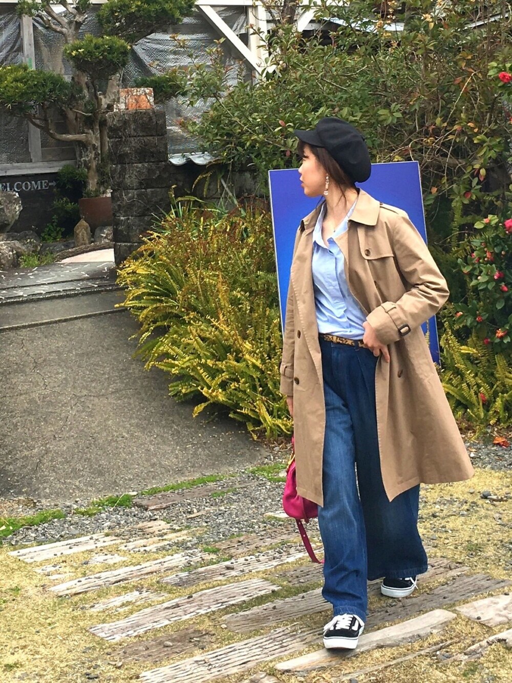 「トレンチコート、スキッパーシャツ、サックスブルー、抜き襟、バギーパンツ、キャスケット、オールドスクール、スニーカー、ウエストイン、春コーデ」｜「GUのアイテム（デニムパンツ、ブルー系）」を使った、lucyさん（レディース・160cm）の春コーディネートの1枚目の写真