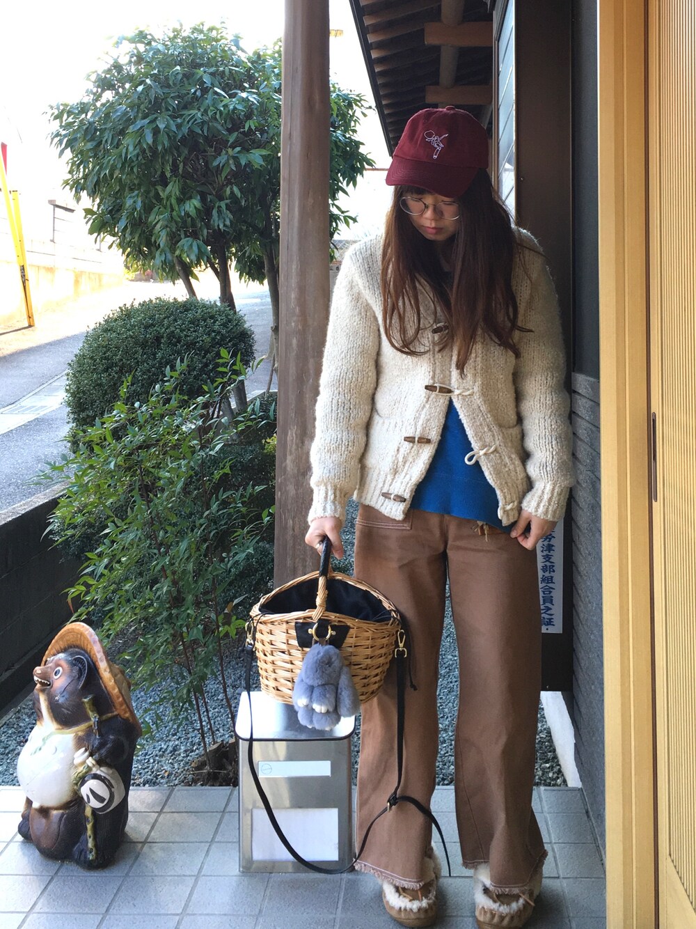 「もこもこ、モカシン、ワイドパンツ、かごバッグ、ニットアウター、スウェット、キャップ、マークゴンザレス」｜「MarcGonzalesのアイテム（キャップ、レッド系）」を使った、lucyさん（レディース・160cm）の冬コーディネートの1枚目の写真