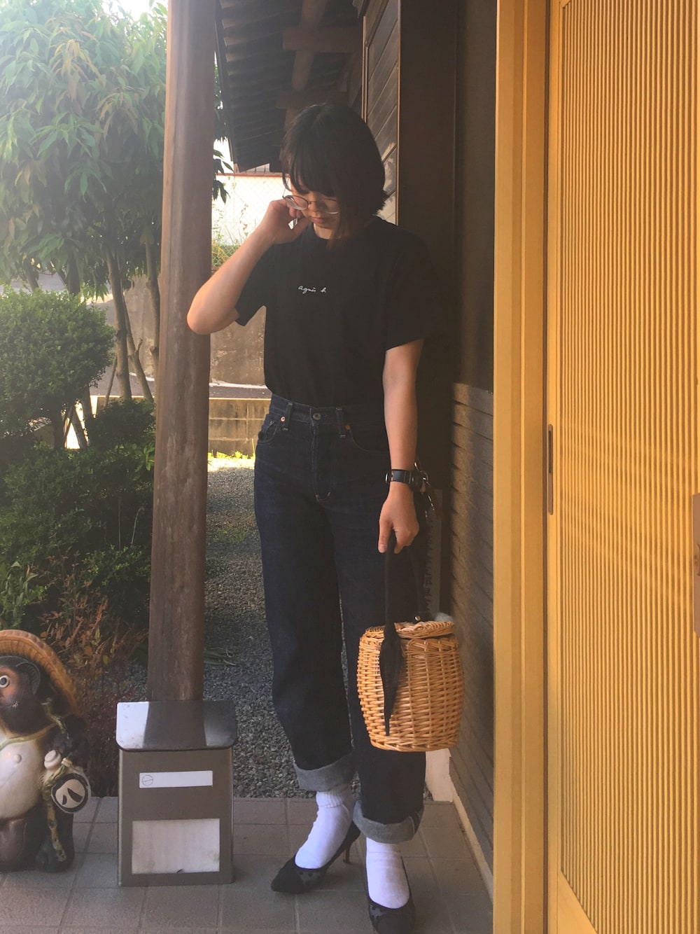 「ハイウエストデニム、黒Tシャツ、チュールパンプス、ロゴT、かごバッグ、ウエストイン、丸メガネ、ボブ」｜「agnes b Hommeのアイテム（Tシャツ/カットソー、ブラック系）」を使った、lucyさん（レディース・160cm）の春コーディネートの1枚目の写真