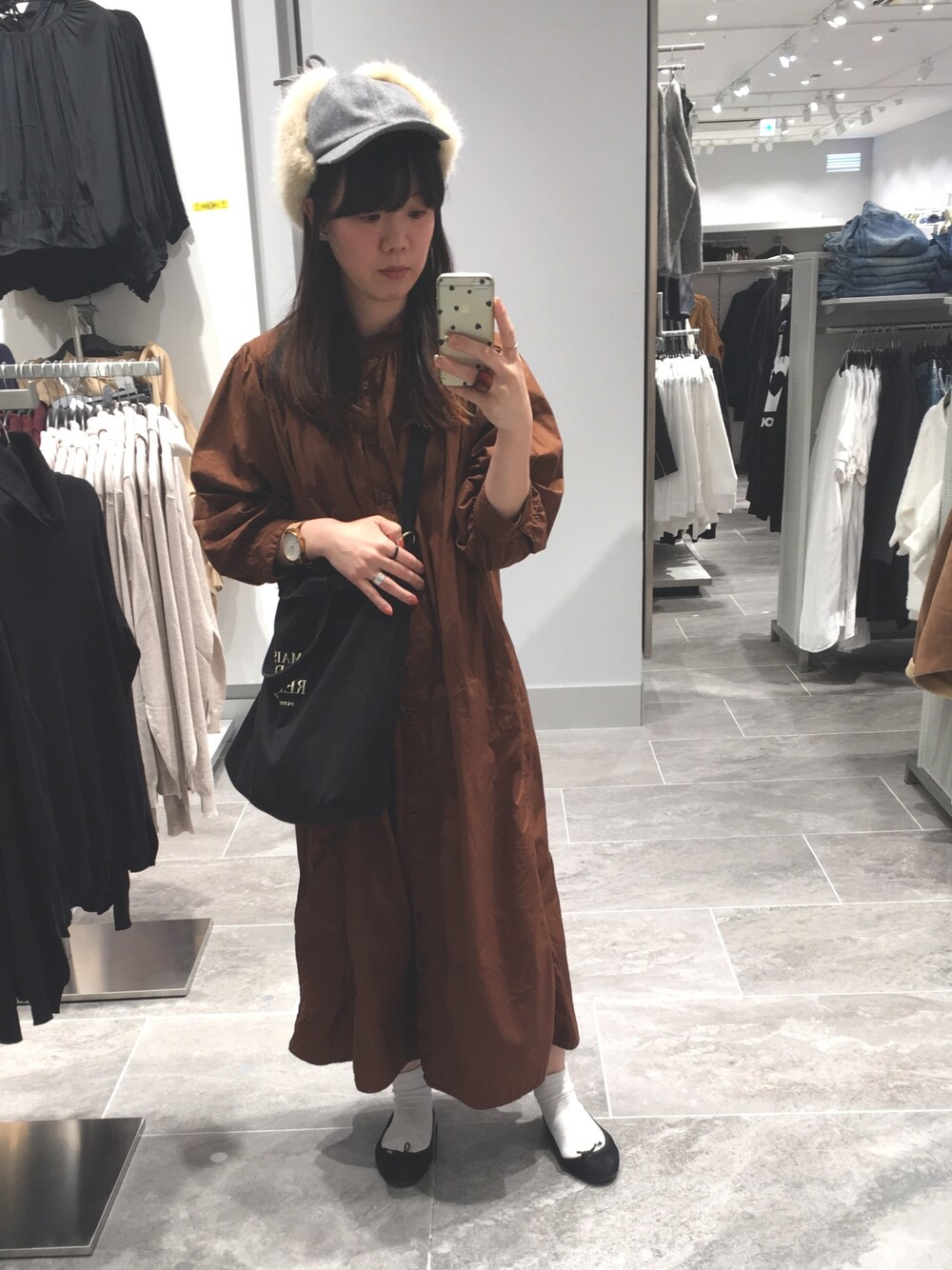 「シャツワンピ、トートバッグ、フライトキャップ、バレエシューズ」｜「LAKOLEのアイテム（シャツワンピース、ブラウン系）」を使った、lucyさん（レディース・160cm）の秋コーディネートの1枚目の写真