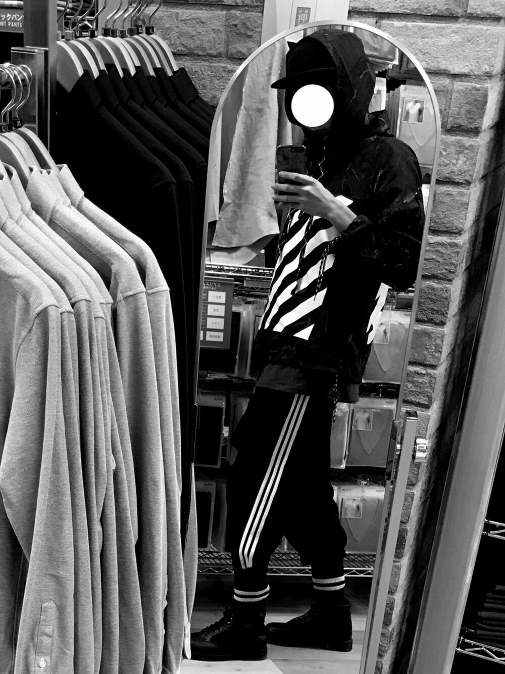 「黒、白、monotone、モノトーンコーデ、OFF-WHITE、adidas、Dr.Martens、モノトーン、off white」｜「off whiteのOFF WHITE プルオーバー（その他アウター、ブラック系）」を使った、Shock'nさん（メンズ・188cm）の春コーディネートの1枚目の写真