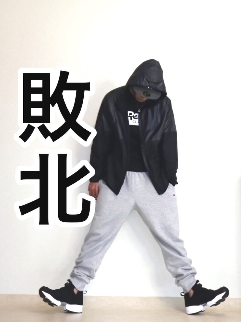 ブラック系のナイロンジャケット、ブラック系のTシャツ/カットソー、グレー系のその他パンツを着用したメンズの春コーディネートの1枚目の写真