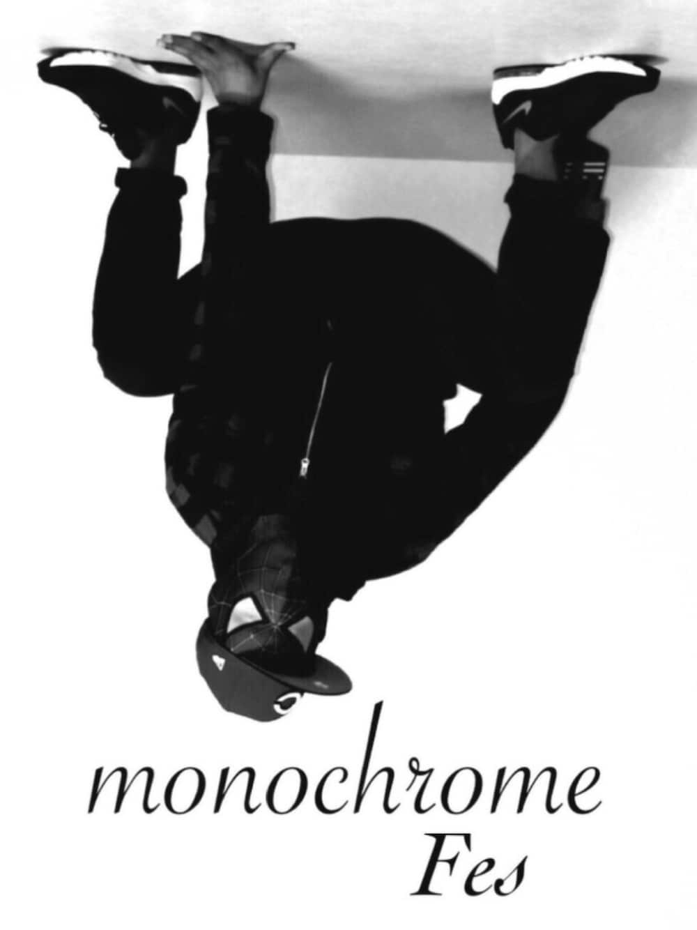 レッド系のデニムパンツ、レッド系のパーカー、ブラック系のスニーカーを着用したメンズの春コーディネートの1枚目の写真